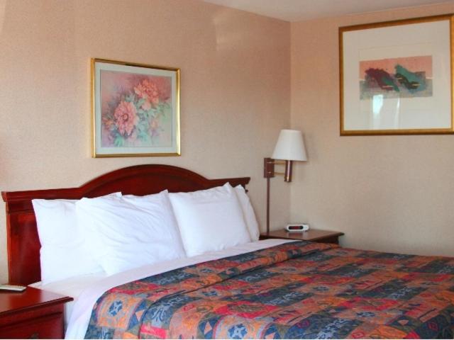 King Room - Non-Smoking photo 3