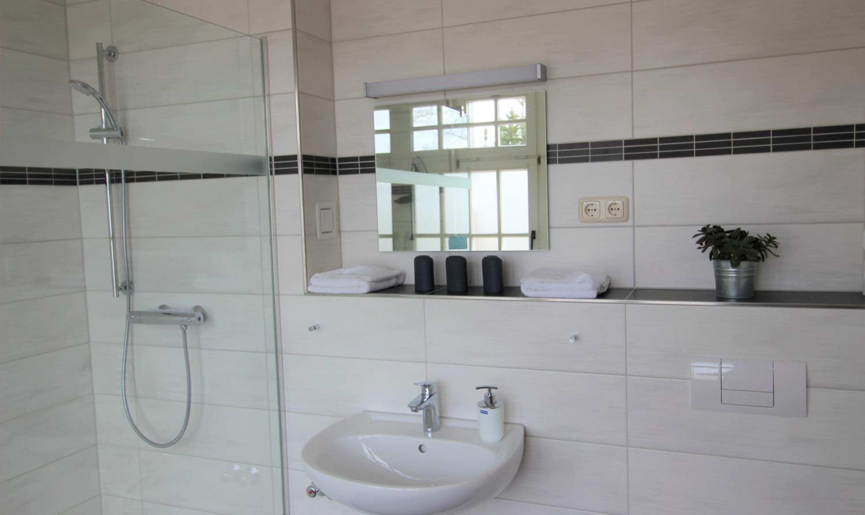 One-Bedroom Apartment - Photo 2
