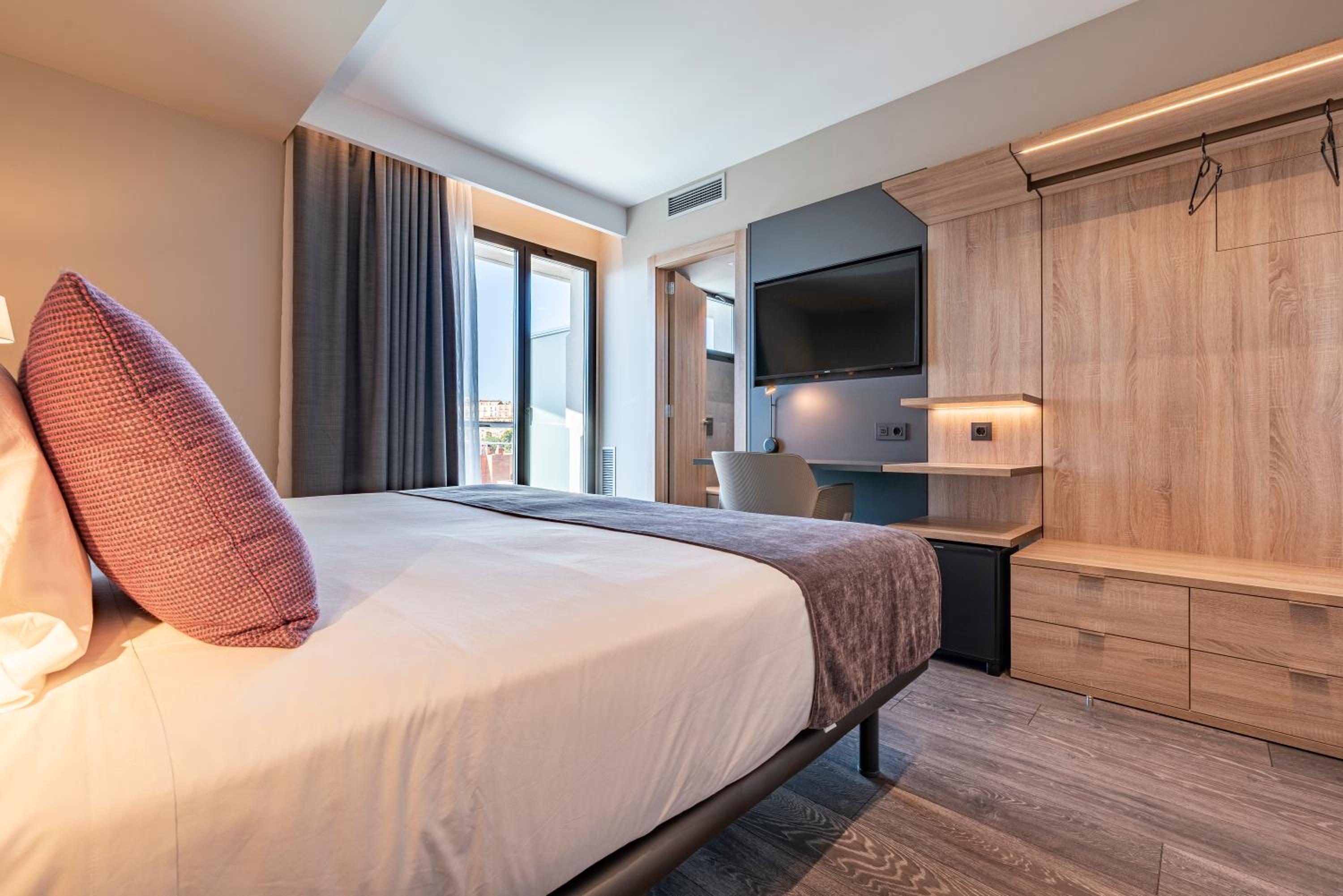 Habitación Doble con Vista a la Ciudad y Balcón