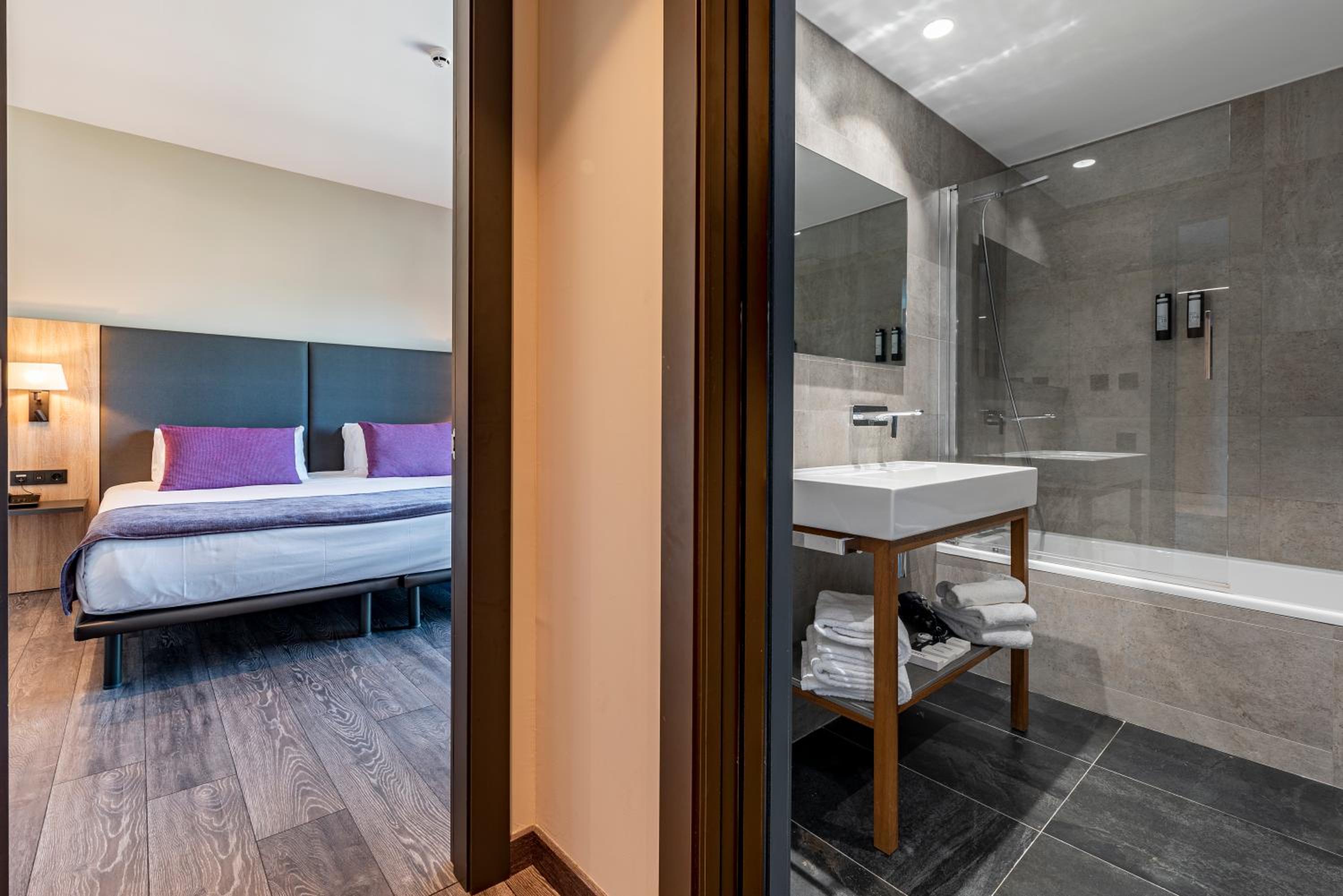 Habitación familiar con vista a la ciudad y balcón