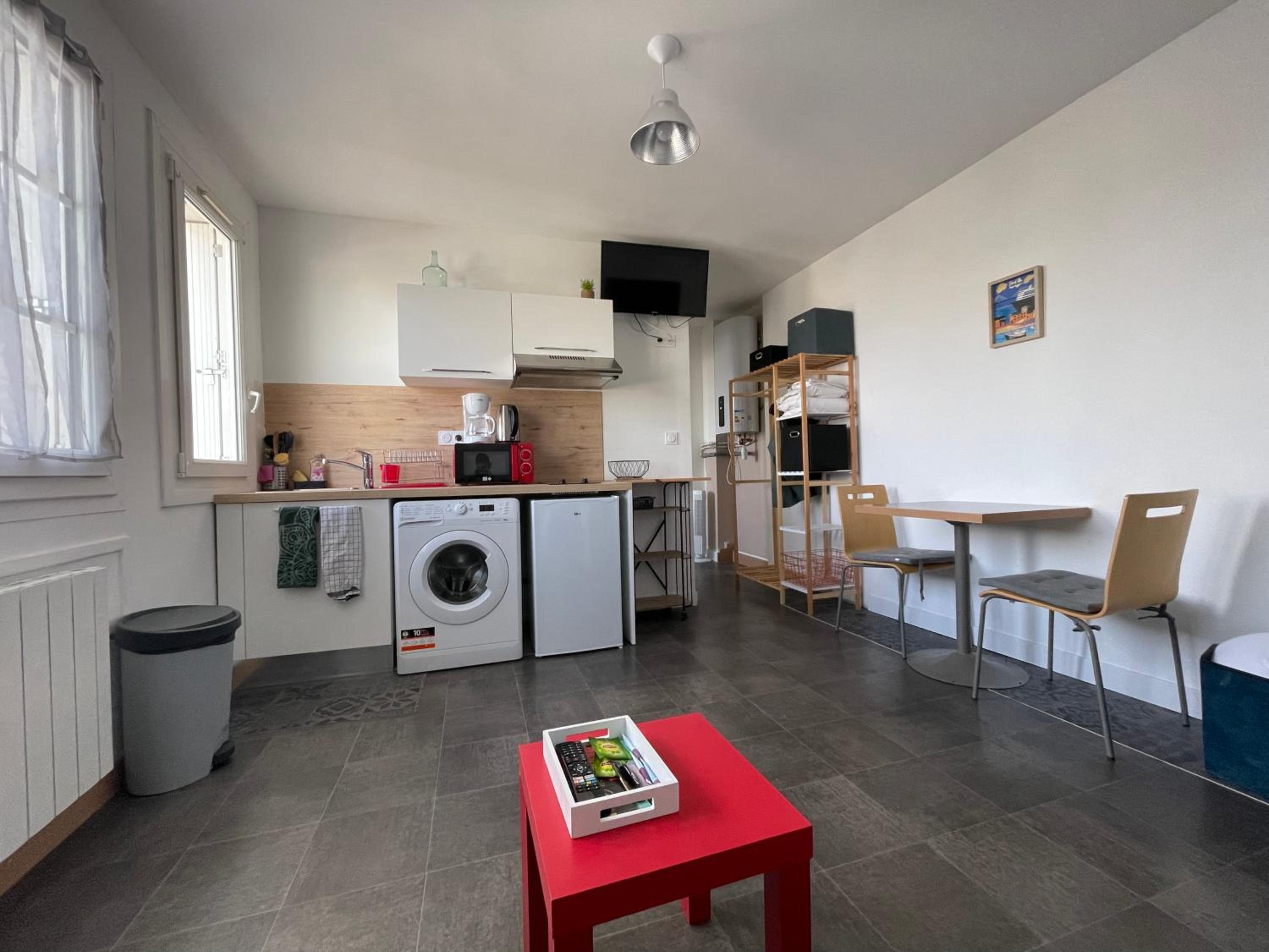 Studio with Balcony - Photo 3