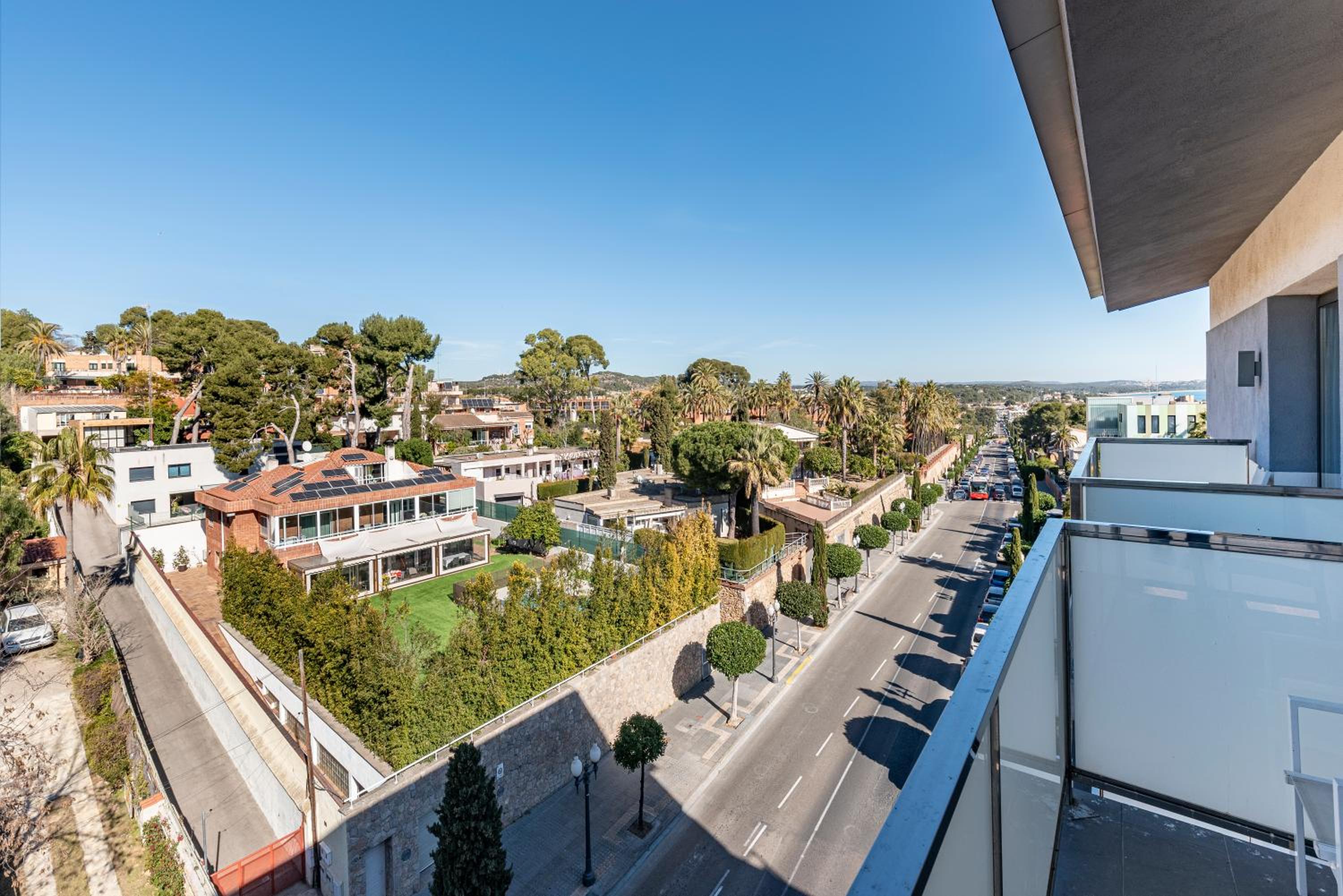 Family Room with City View and Balcony photo 3