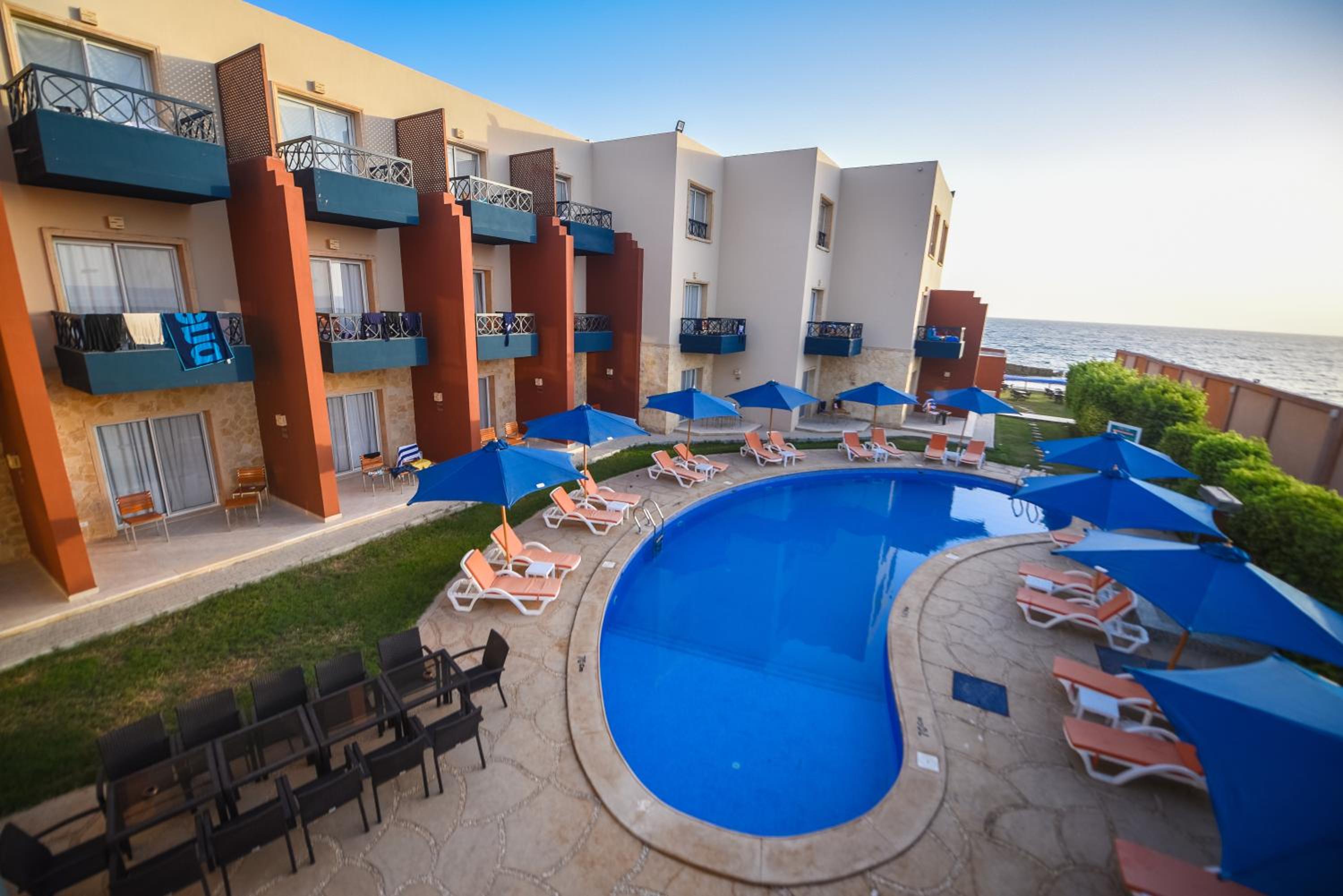 Double or Twin Room with Pool View - Photo 7