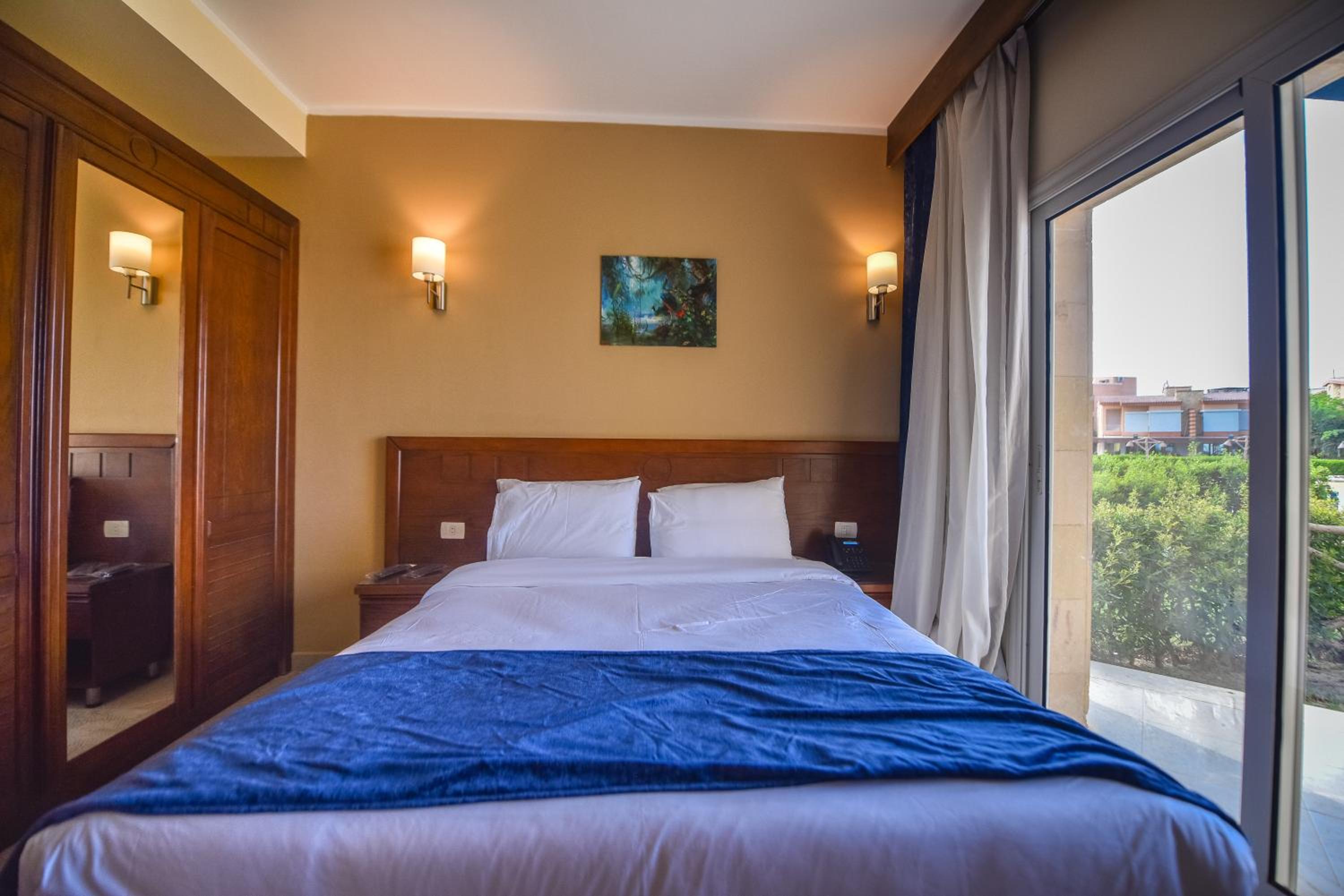 Deluxe Double or Twin Room with Sea View - Photo 3