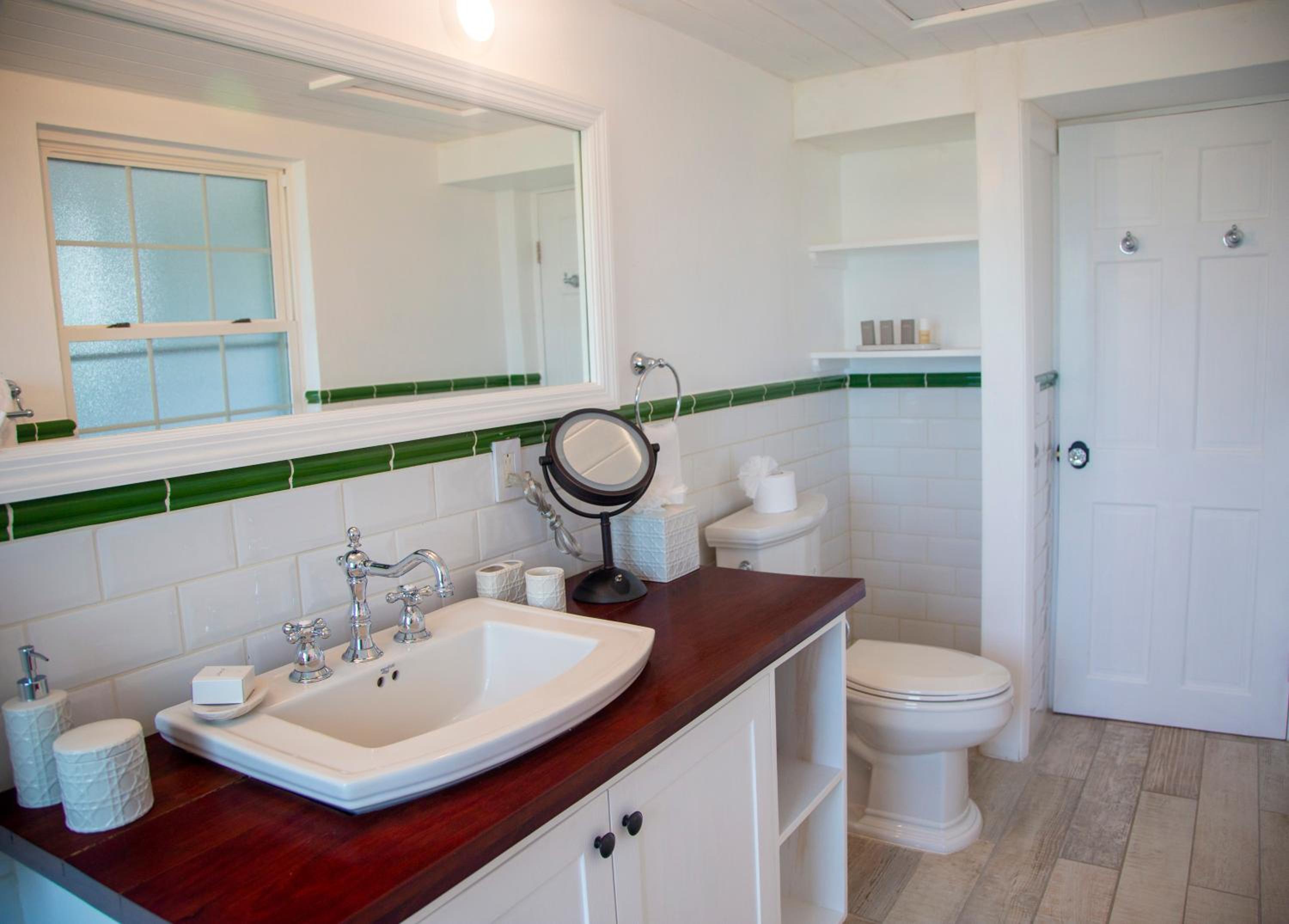 Deluxe Queen Suite