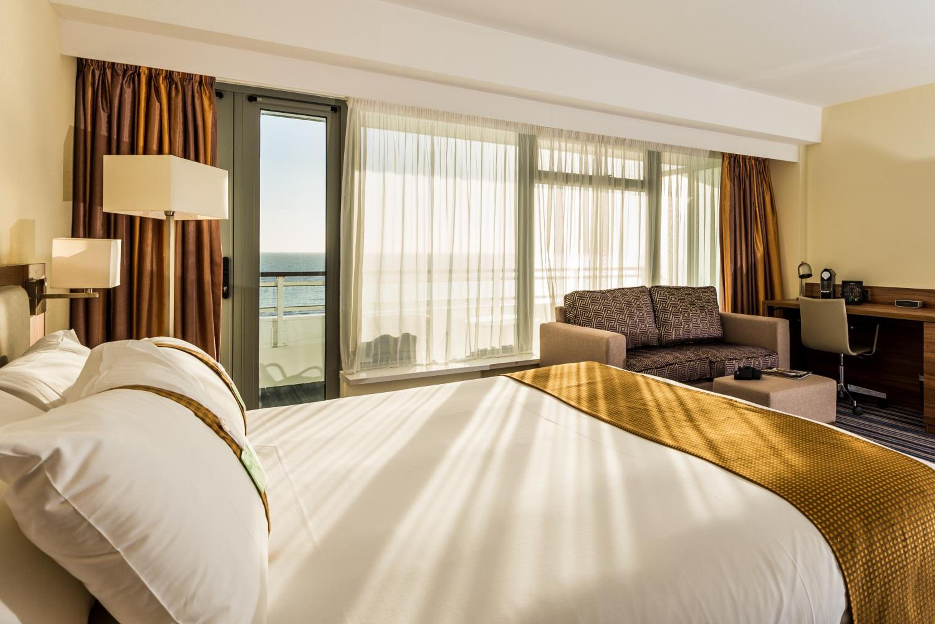 Premium King Room with Sofa Bed - Photo 1