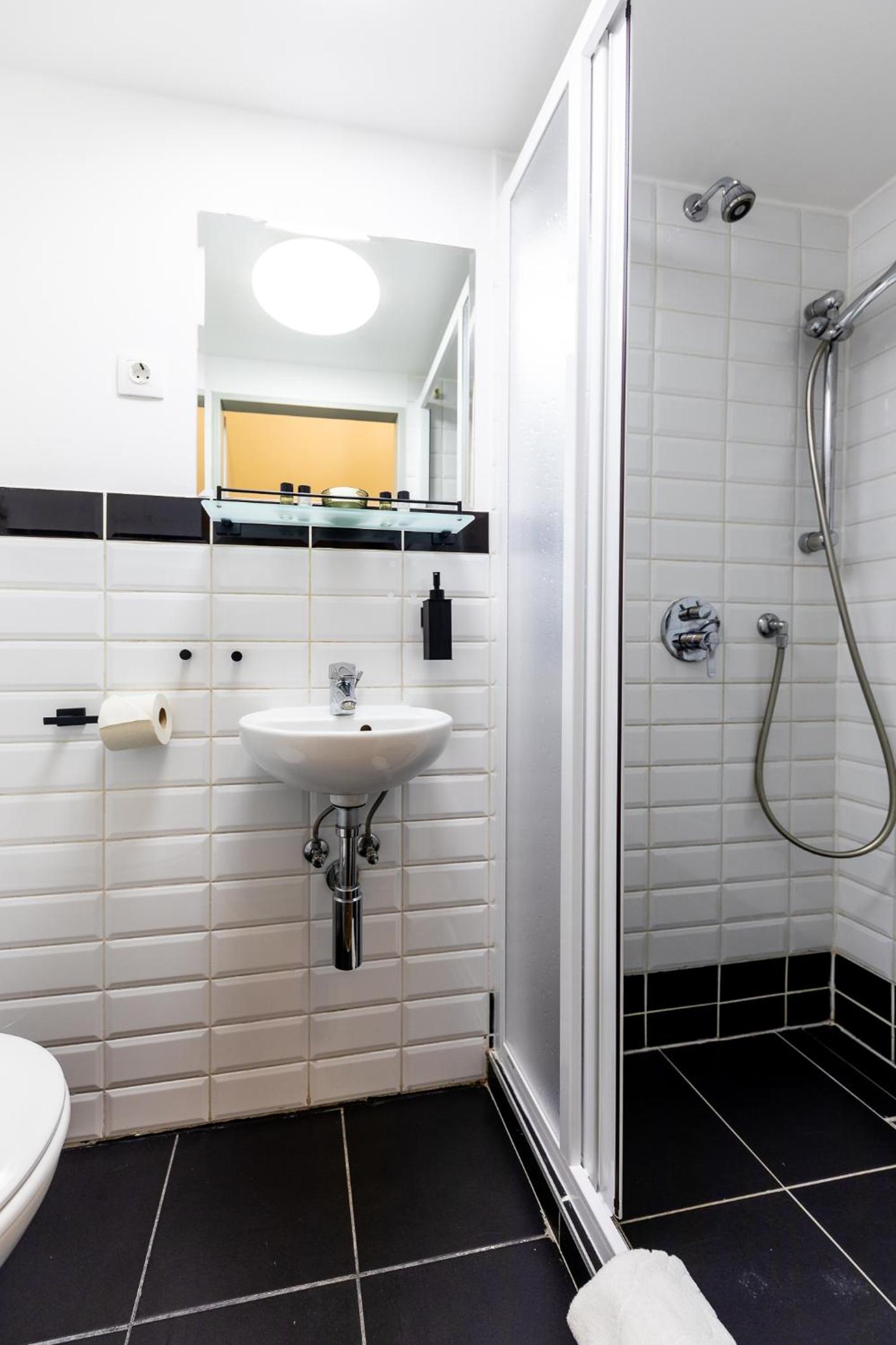 Small Double Room - Photo 10