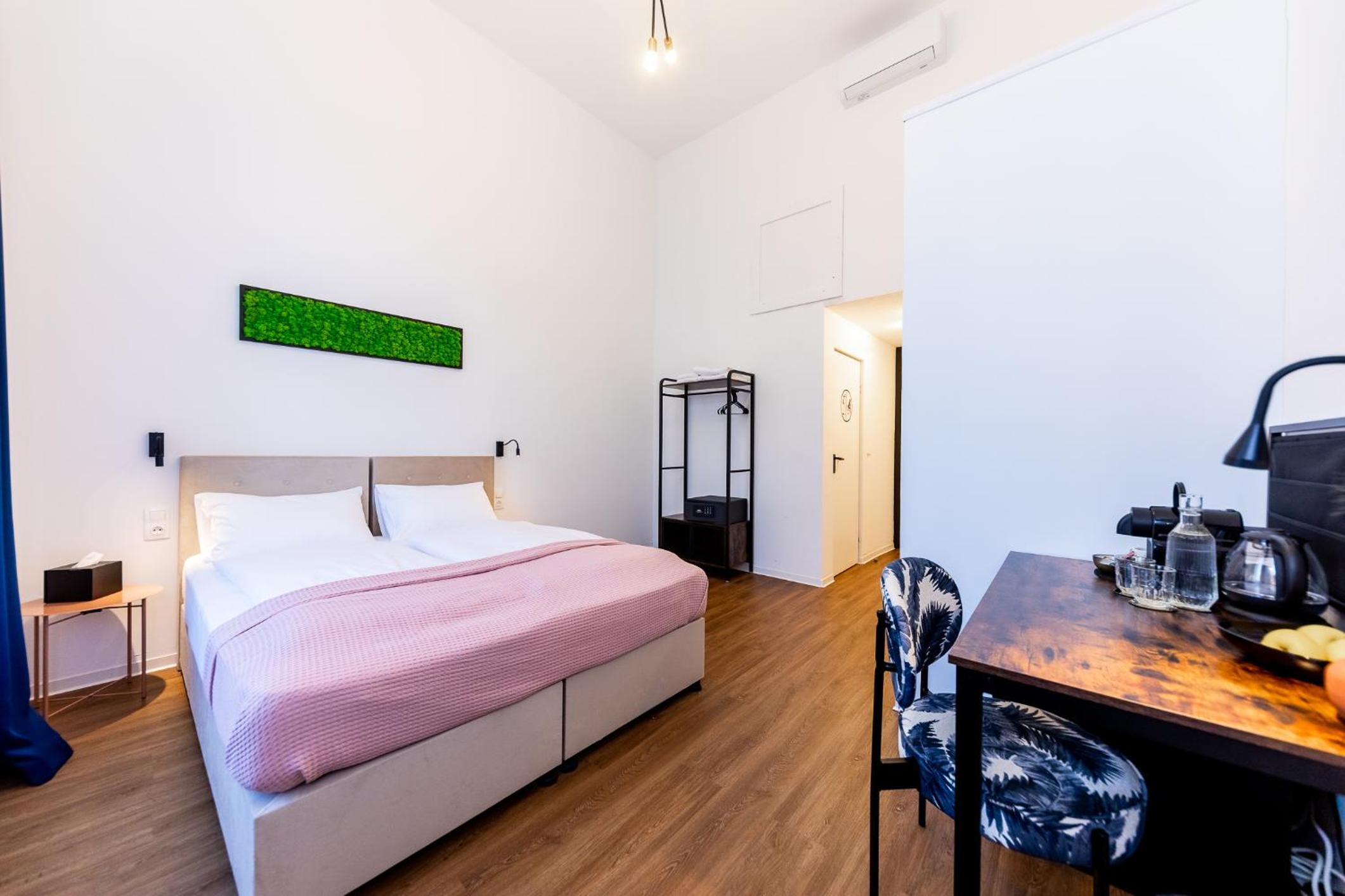 Standard Double Room thumbnail 6