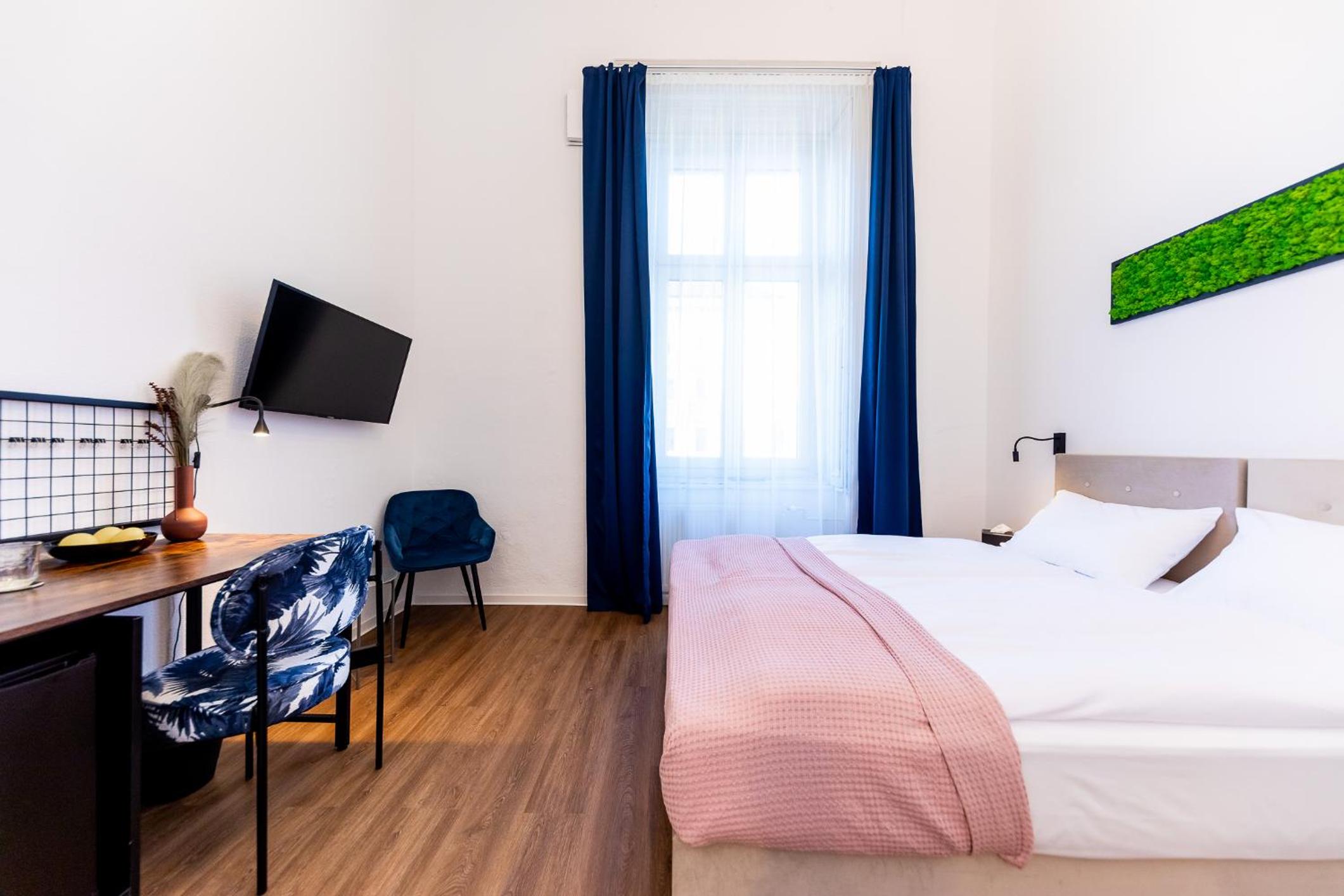 Standard Double Room thumbnail 5