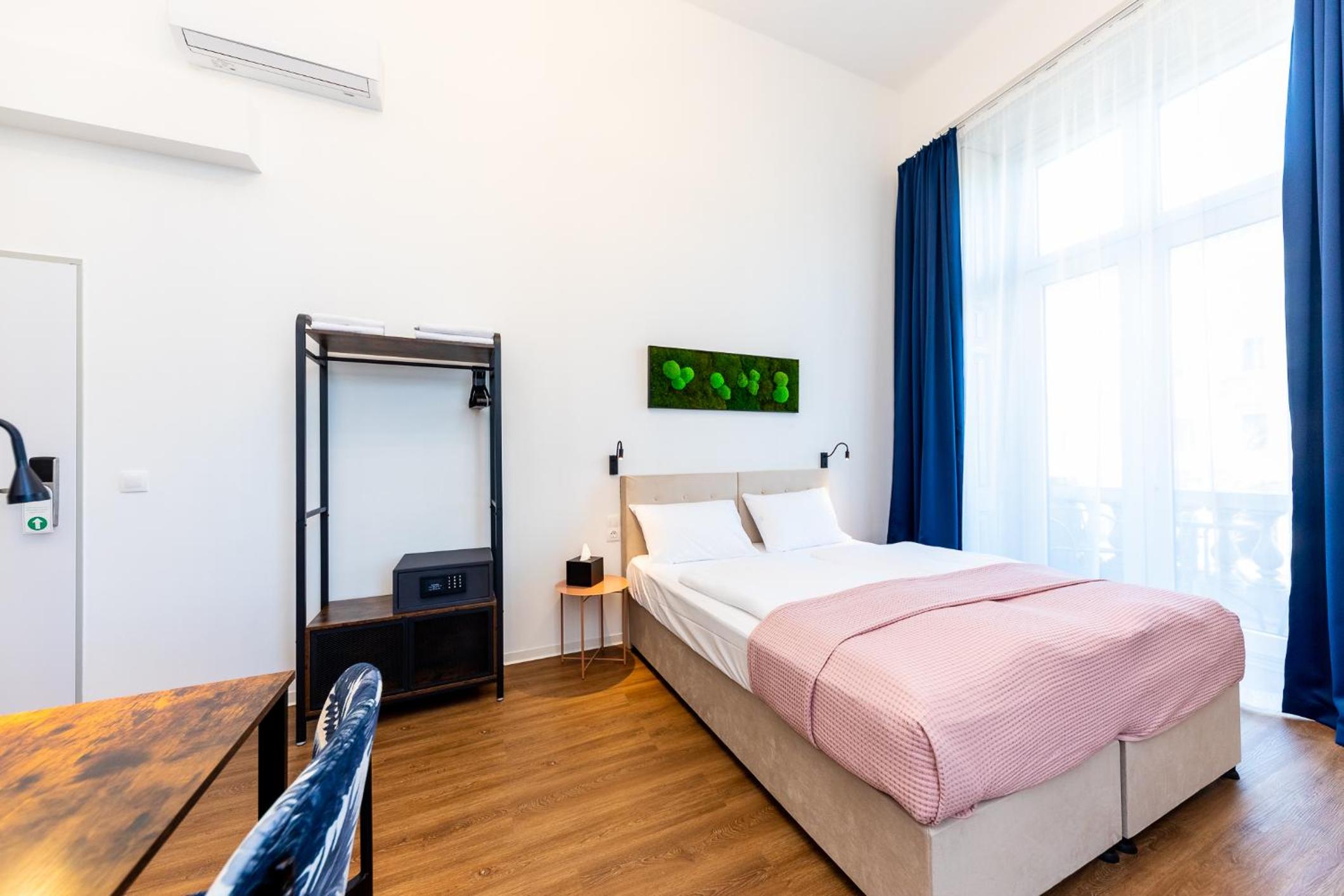Double Room with Balcony thumbnail 6