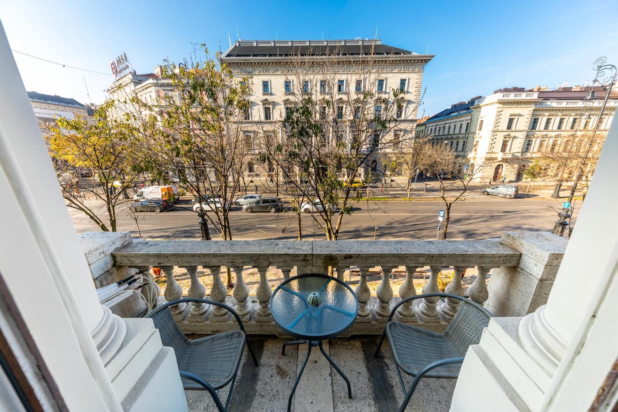 Double Room with Balcony - Photo 8