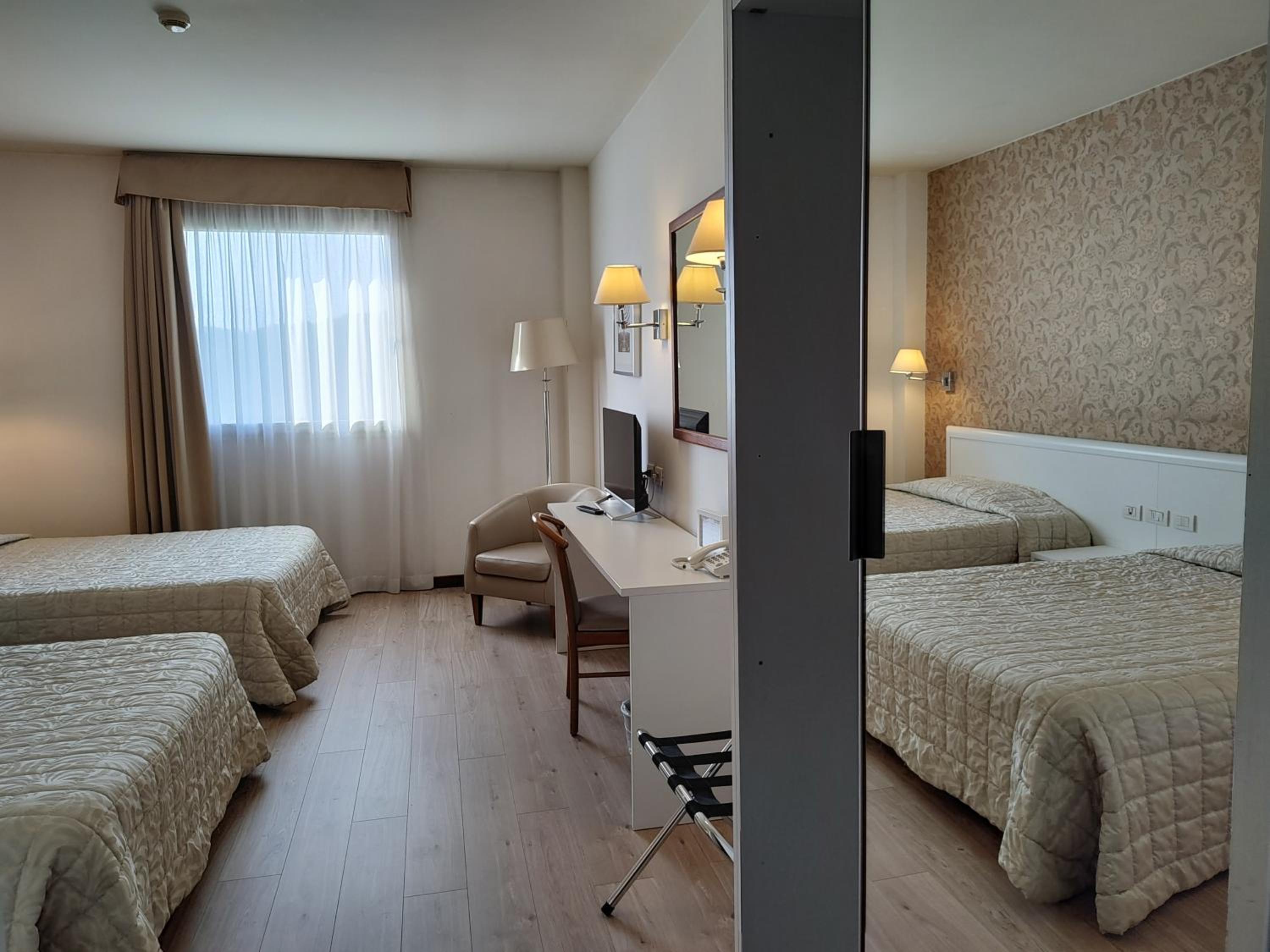 Twin Room - Photo 11