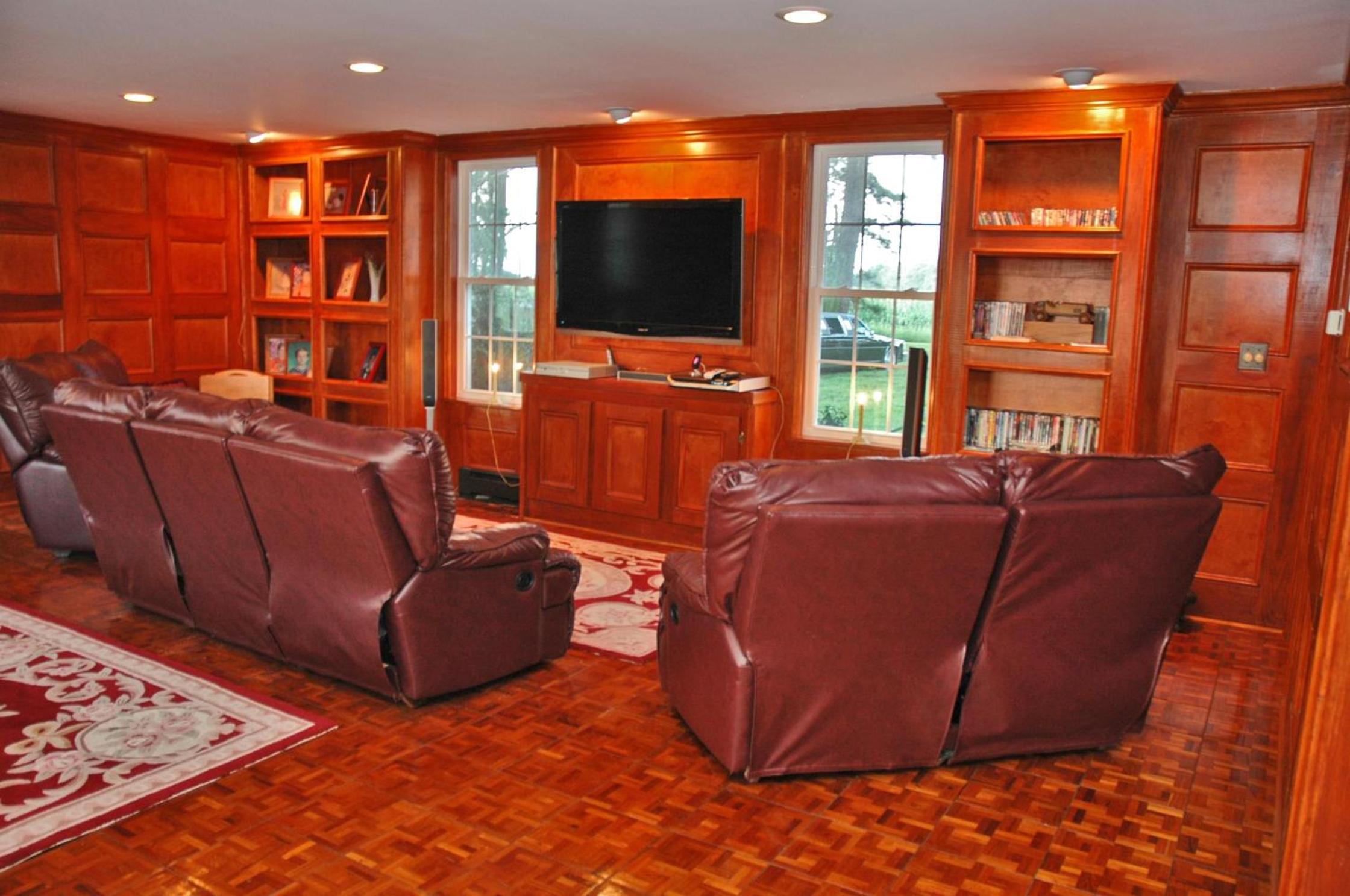Five-Bedroom House photo 2