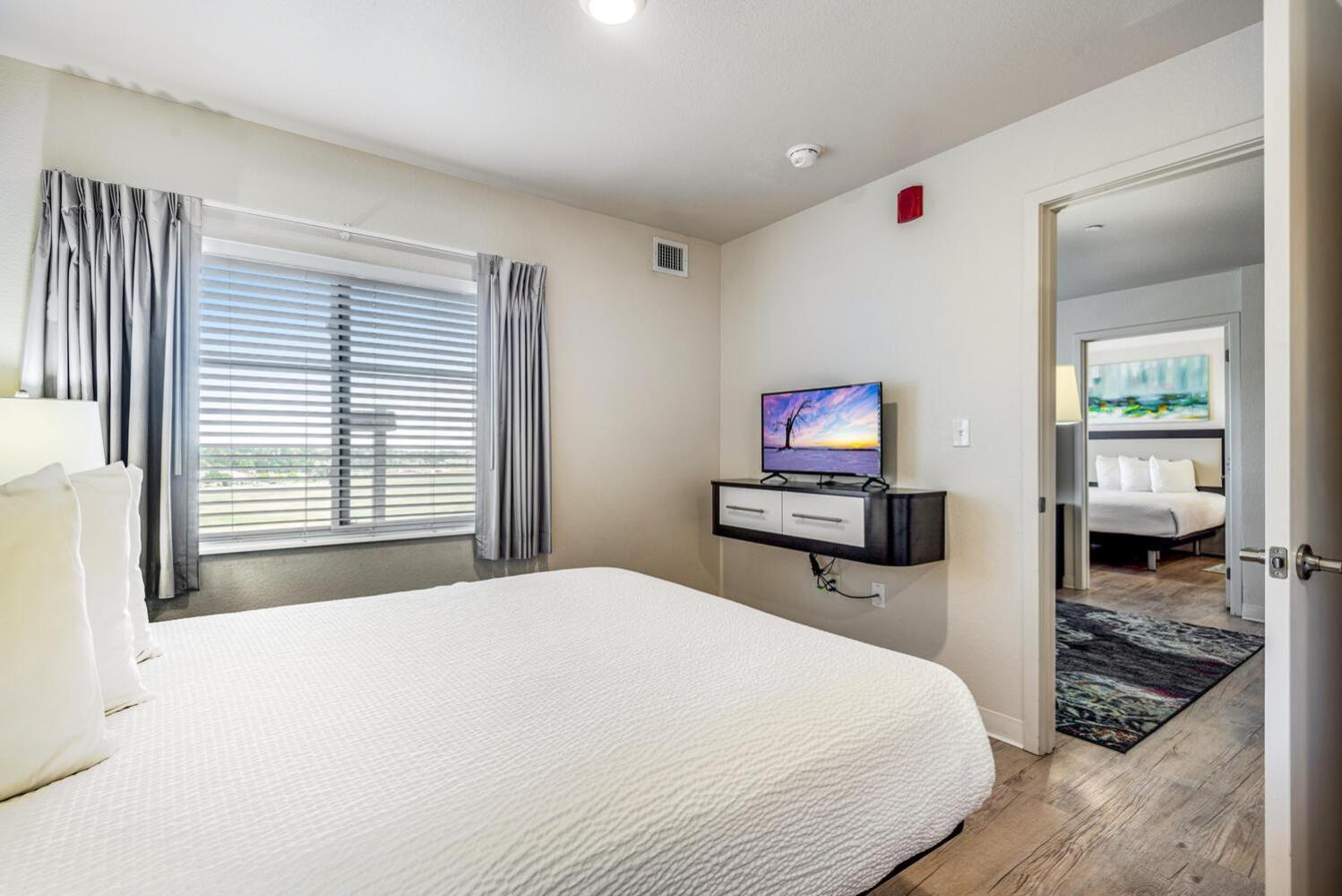 Three Bedroom Suite With Full Kitchen photo 2