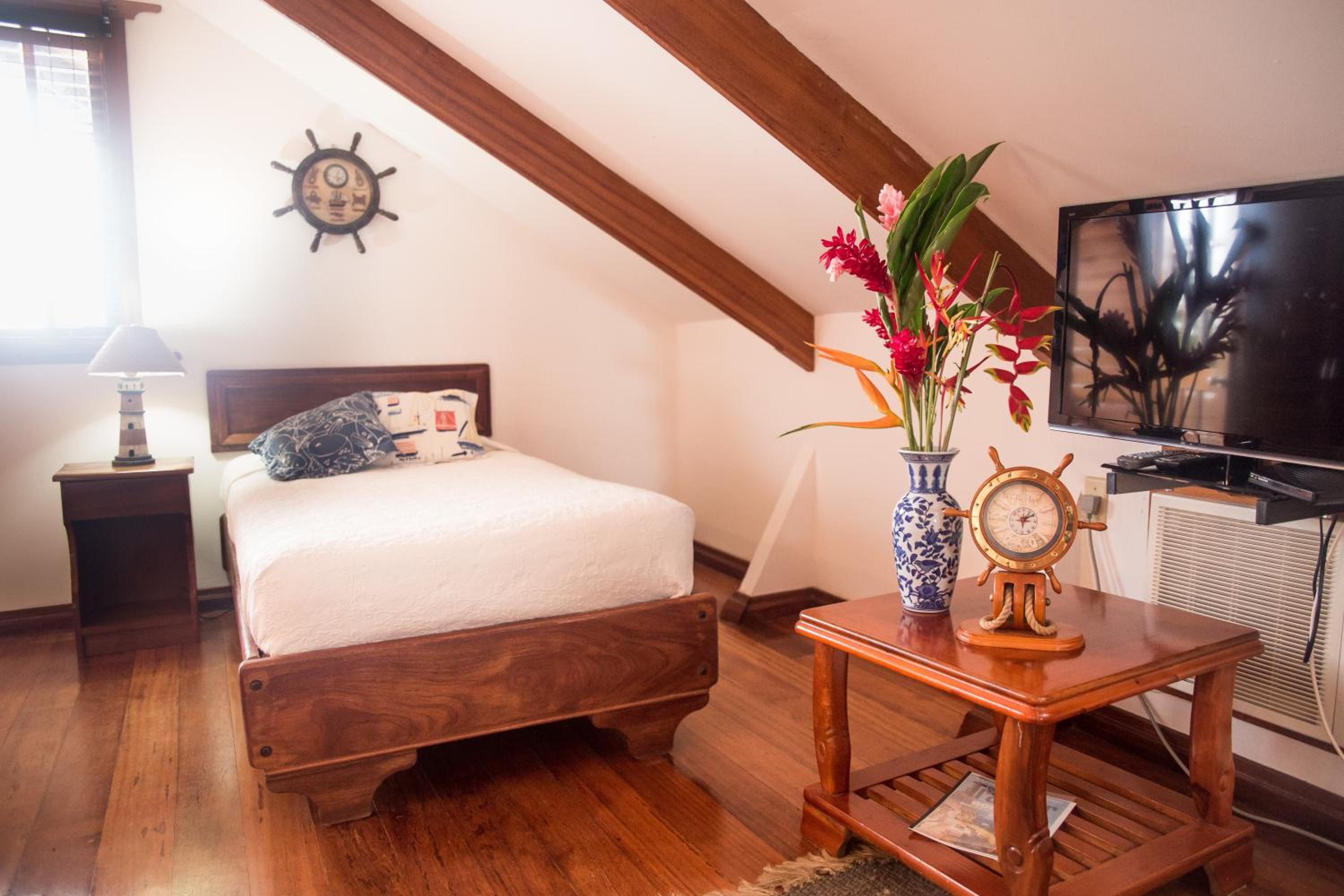 Premium Town Balcony with King and Two Single Beds photo 2
