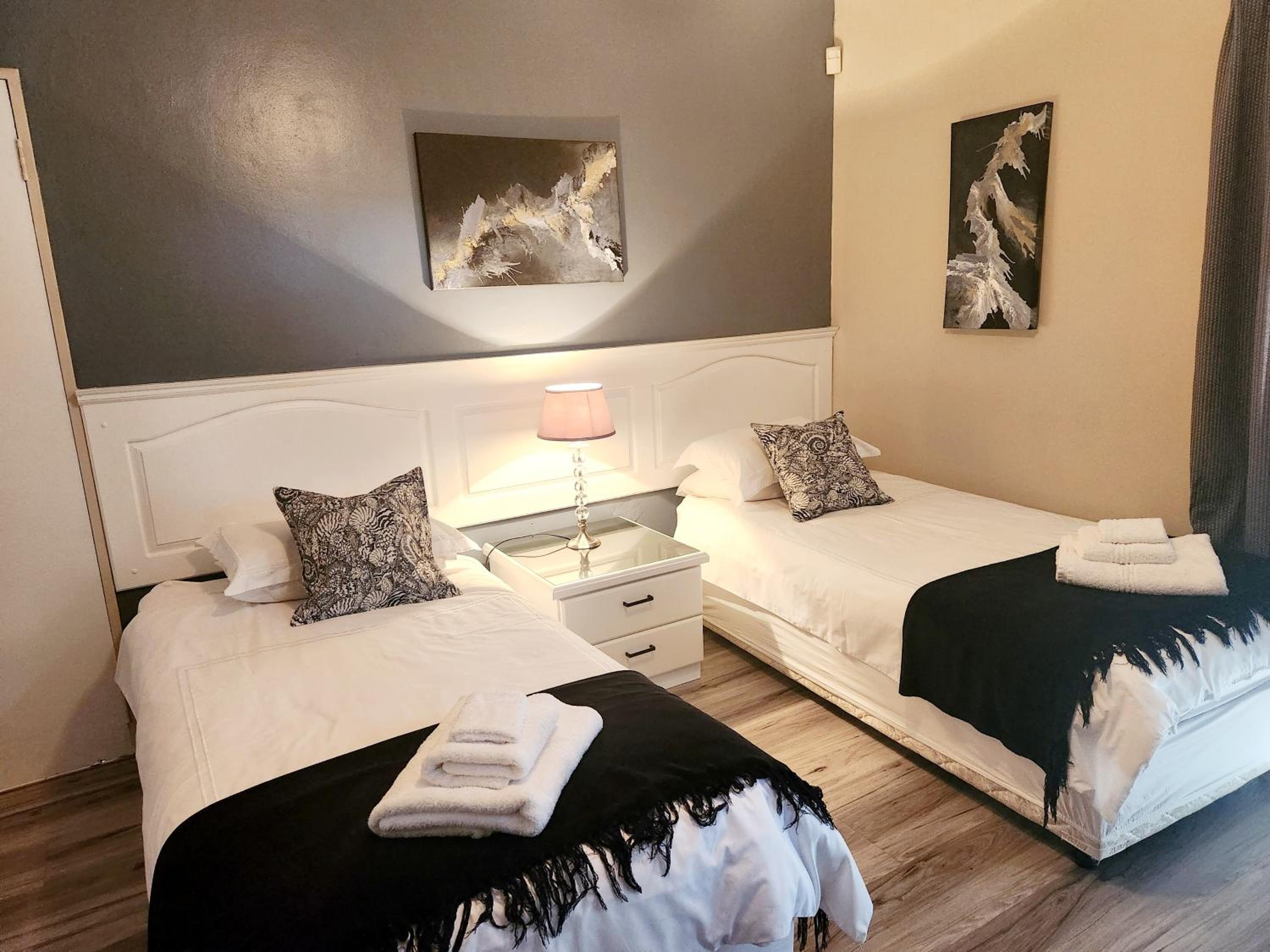 Twin Room with Private Bathroom photo 1