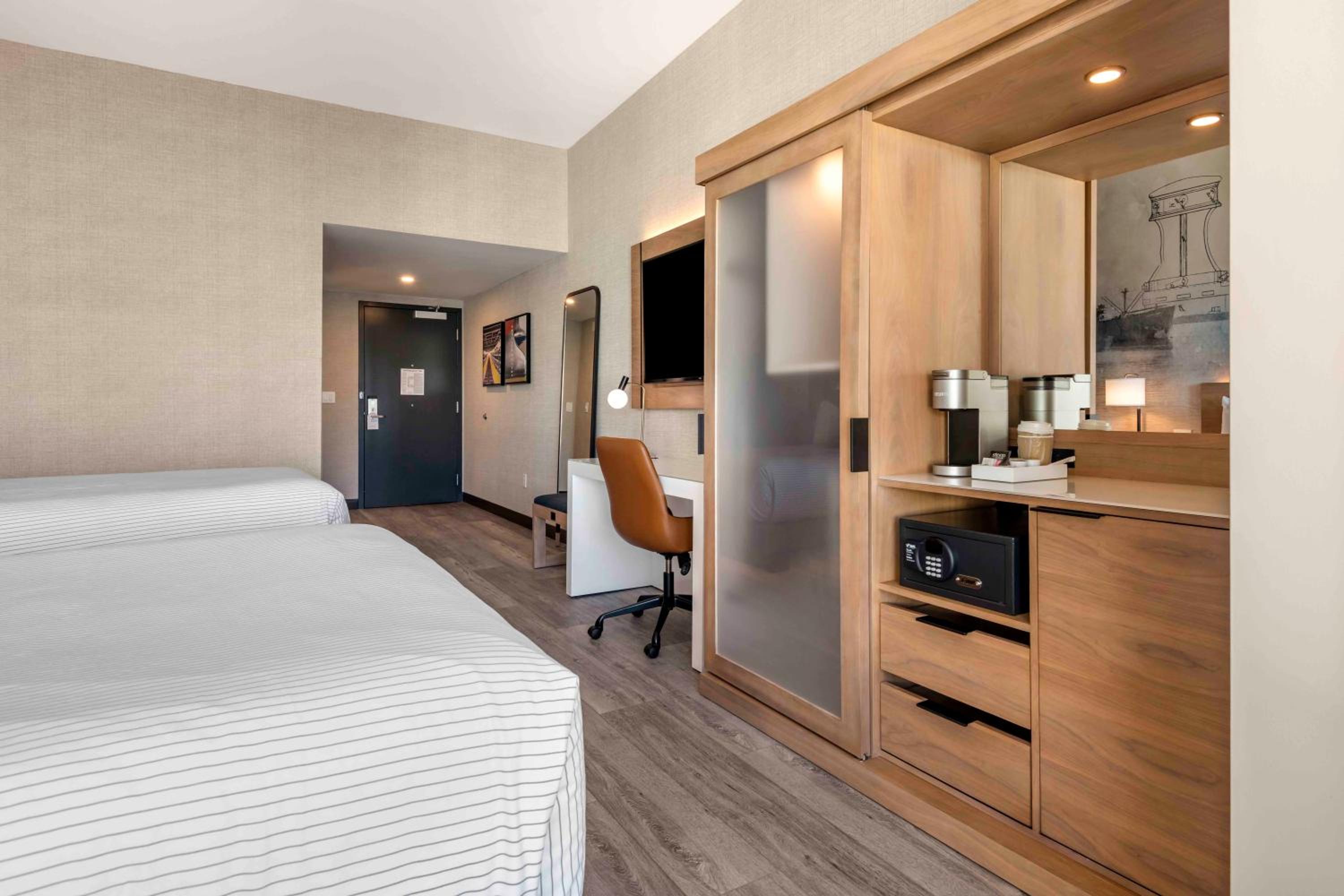 Standard Queen Room with Two Queen Beds - Non Smoking  - Photo 2