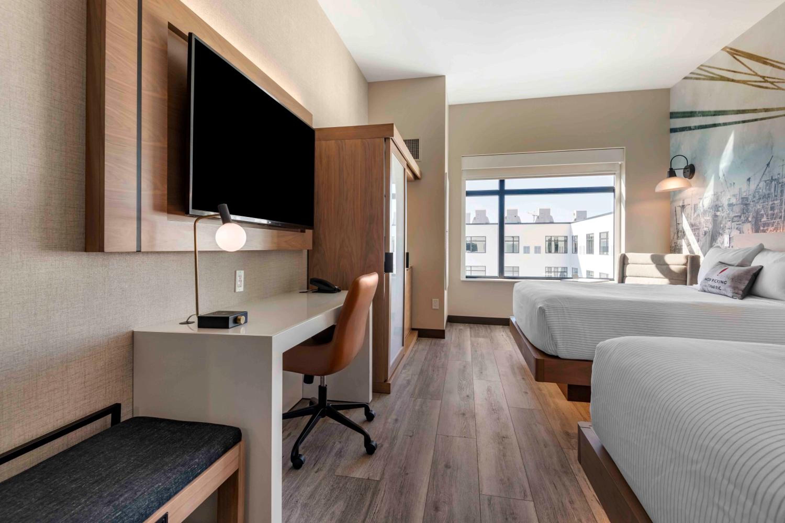 Standard Queen Room with Two Queen Beds - Non Smoking  - Photo 4