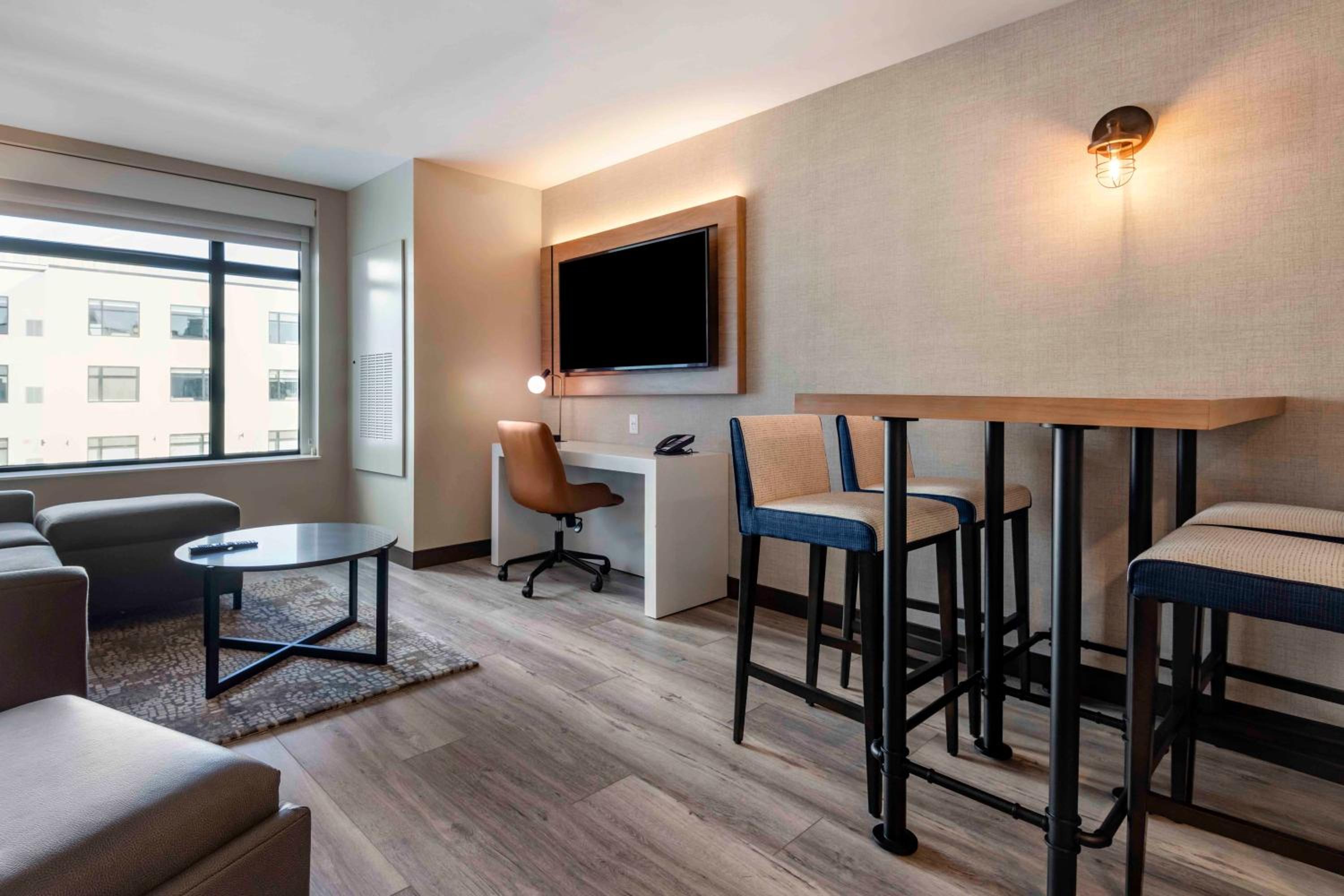 King Suite - Non Smoking - Photo 1