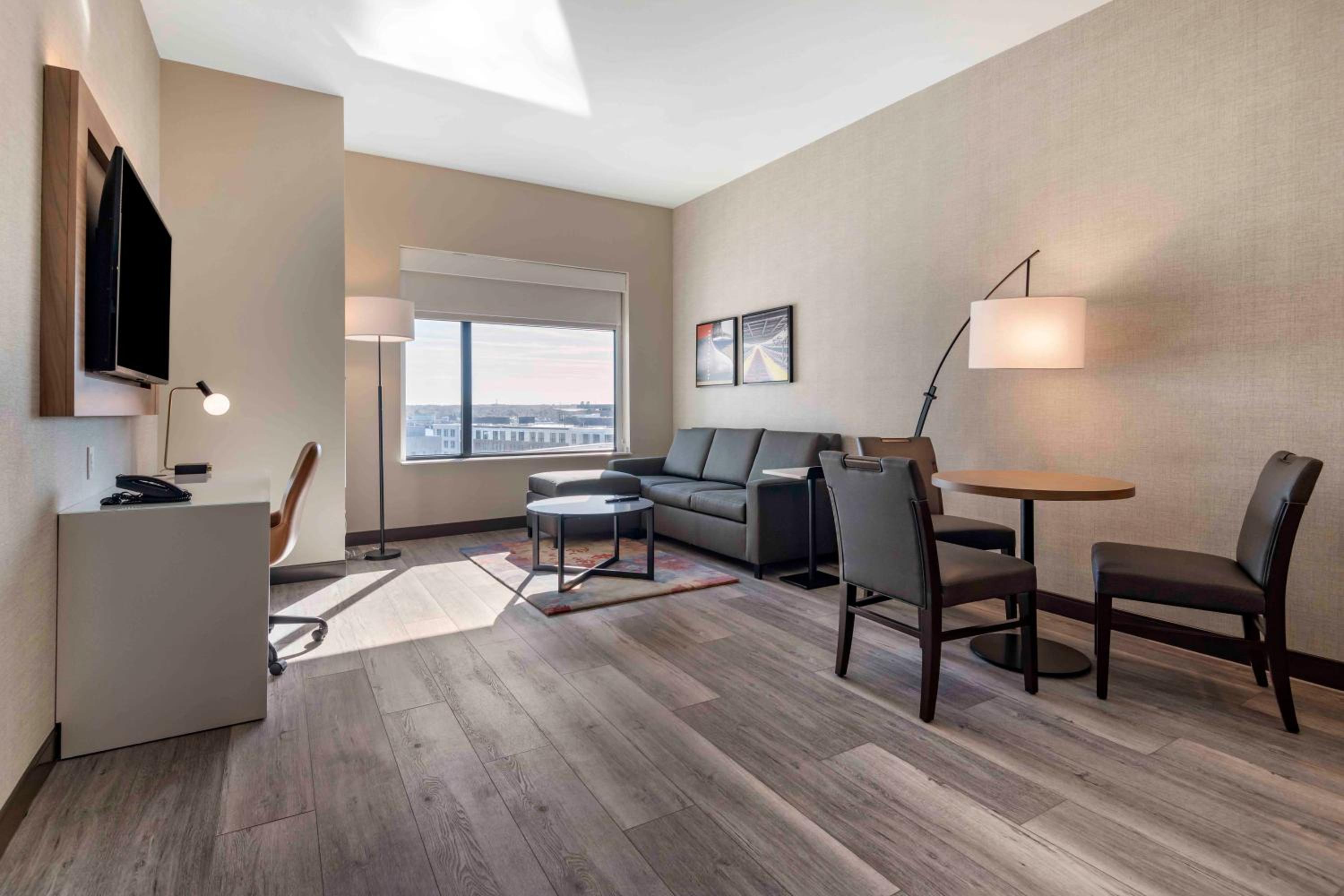 King Suite w/Living Room - Non Smoking - Photo 2