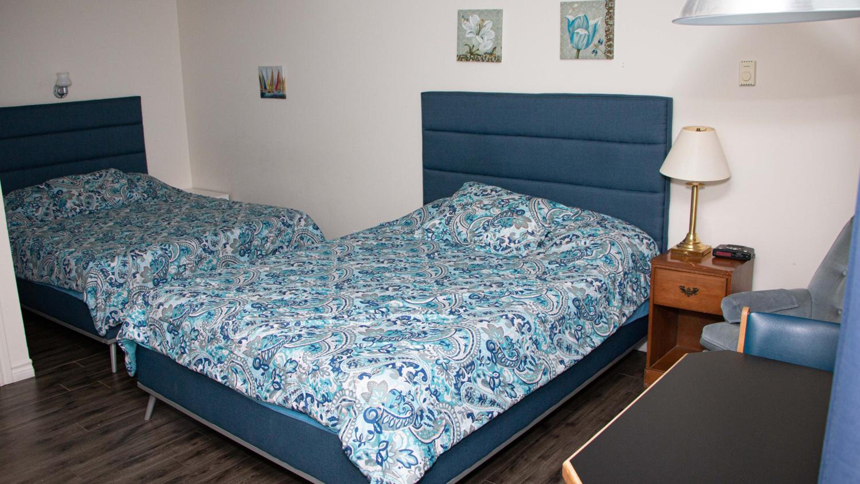 Standard Queen Room with Two Queen Beds - Photo 2