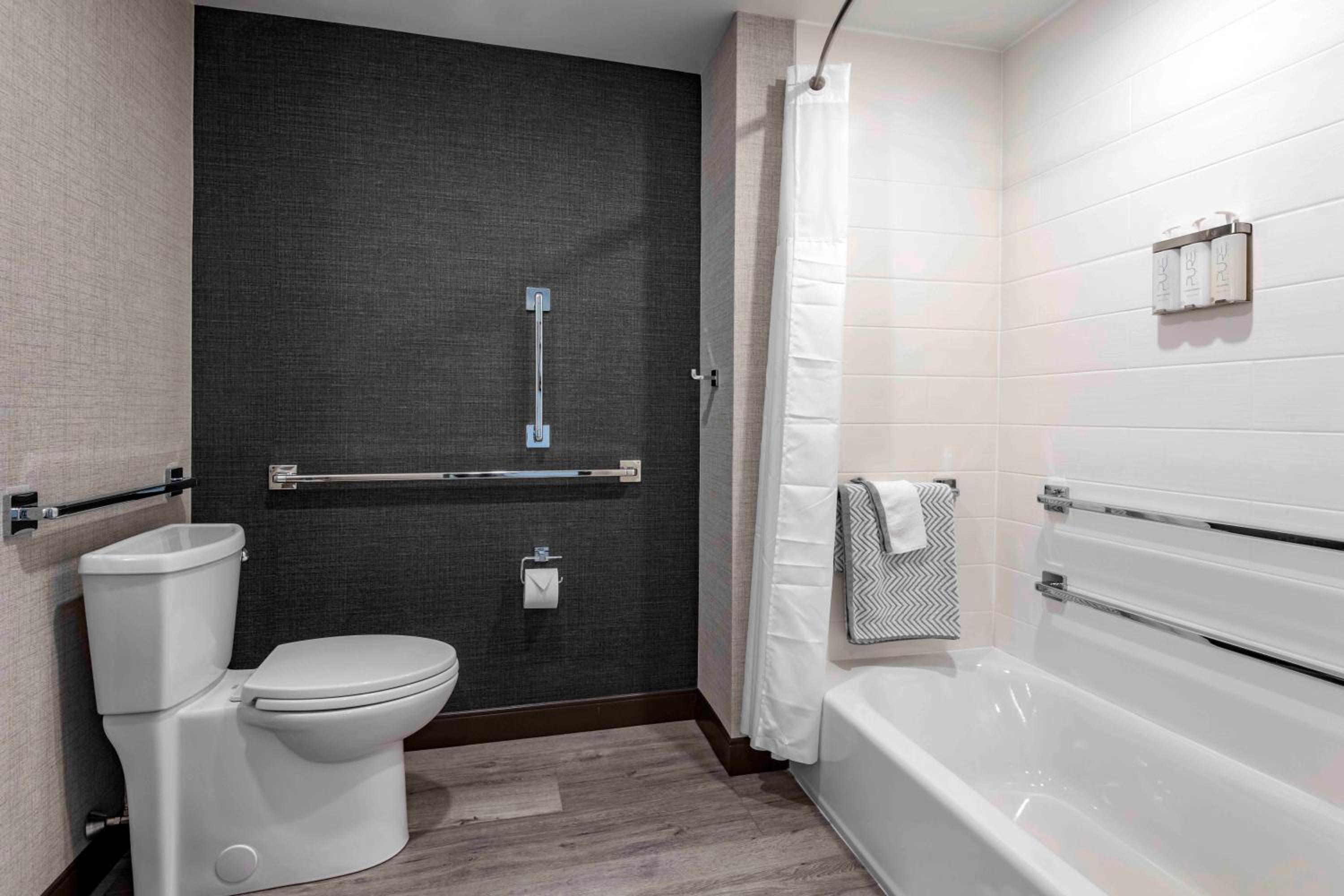 King Room Roll In Shower - Accessible/Non Smoking - Photo 4