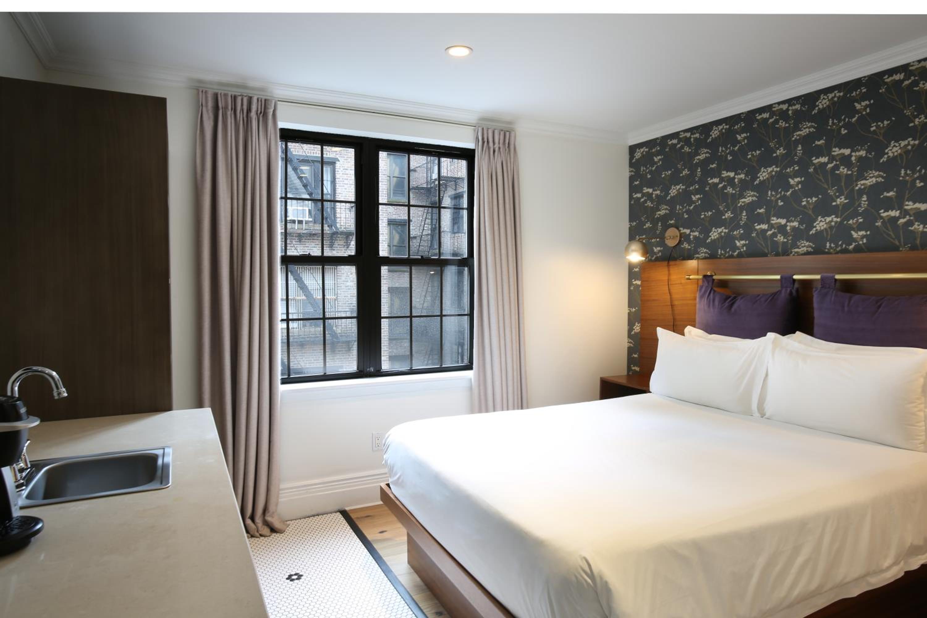 Queen Room photo 1