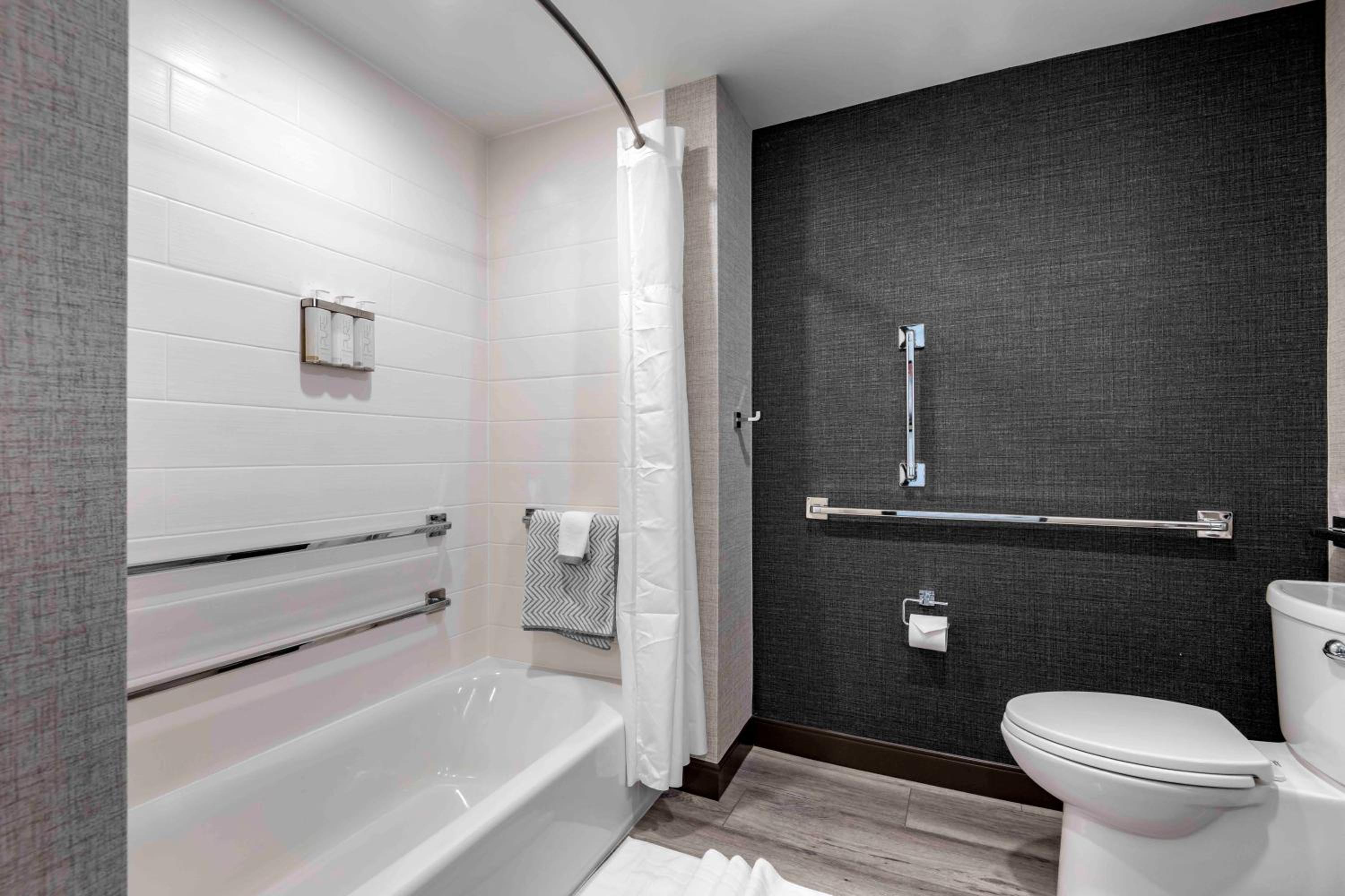 Queen Room with Two Queen Beds Roll In Shower - Accessible/Non Smoking - Photo 4