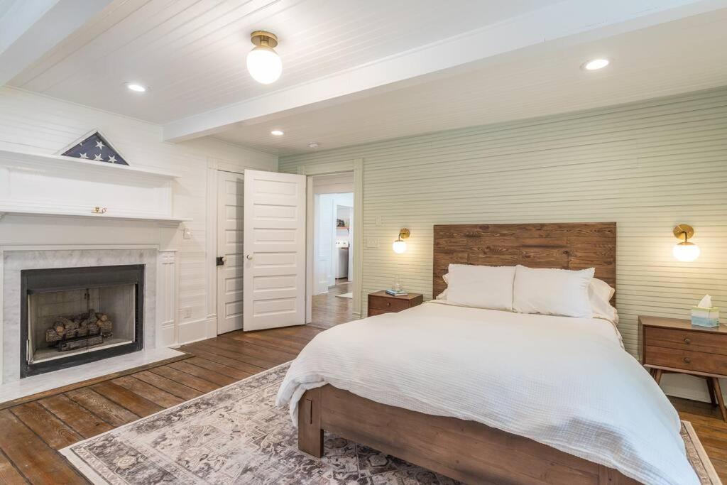 Three-Bedroom House photo 3