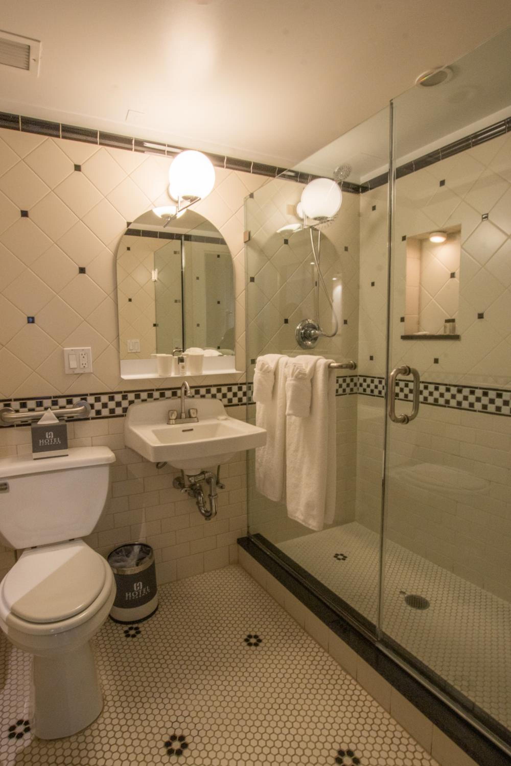 Queen Room photo 2