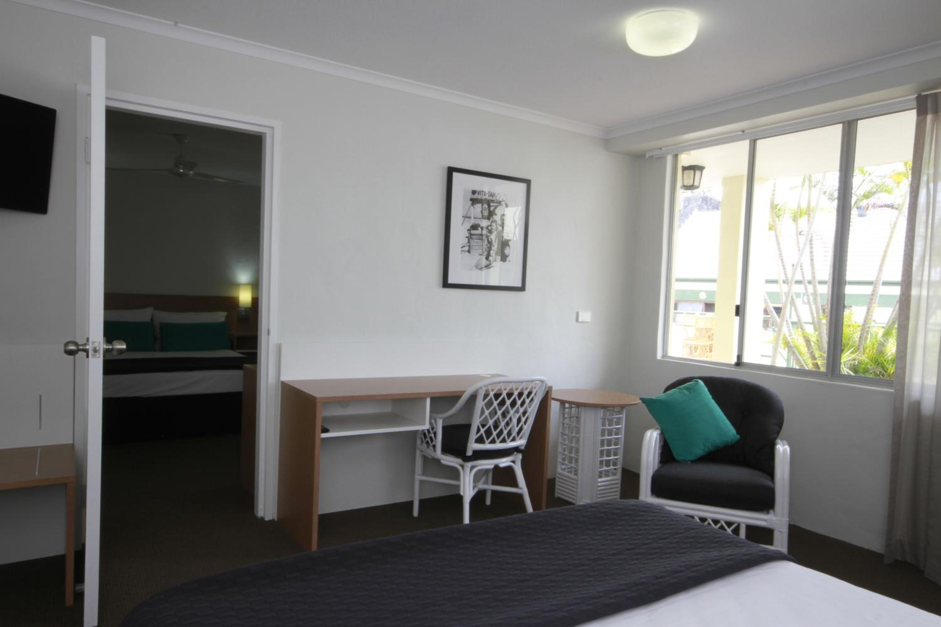 Interconnecting Queen Room with Two Bathrooms