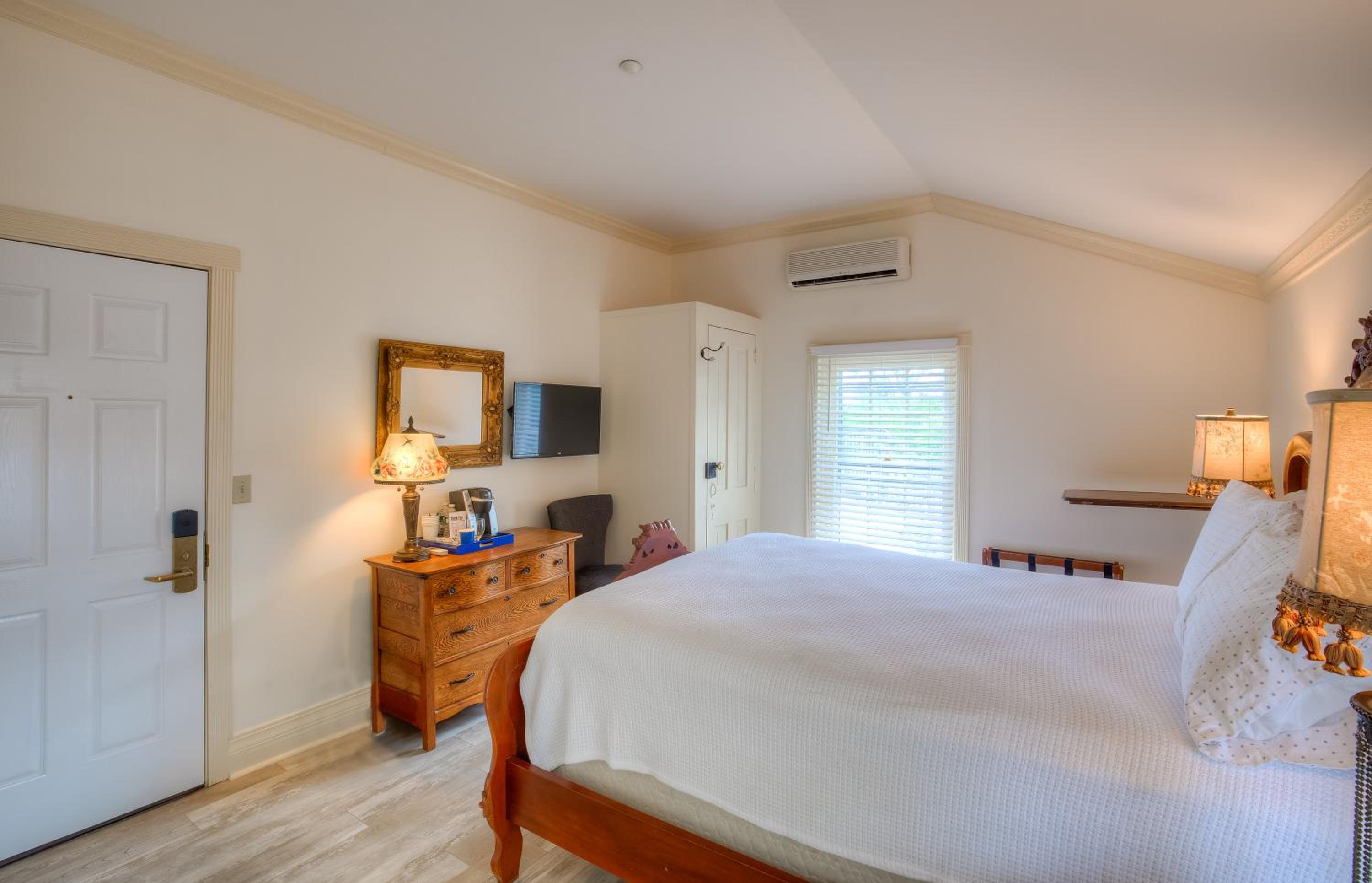 Standard Queen Room photo 3