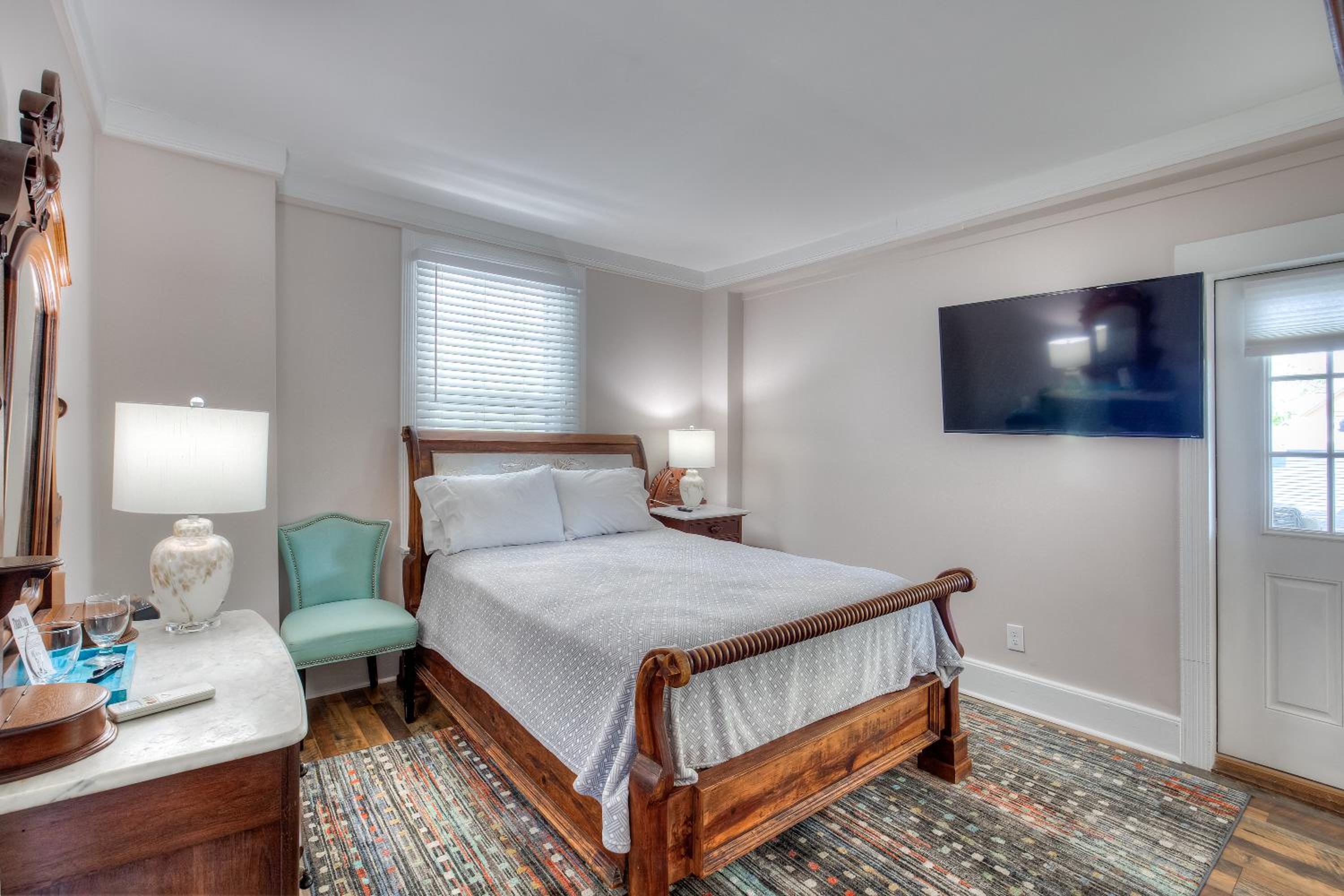 Premier Room with One Queen Bed photo 1