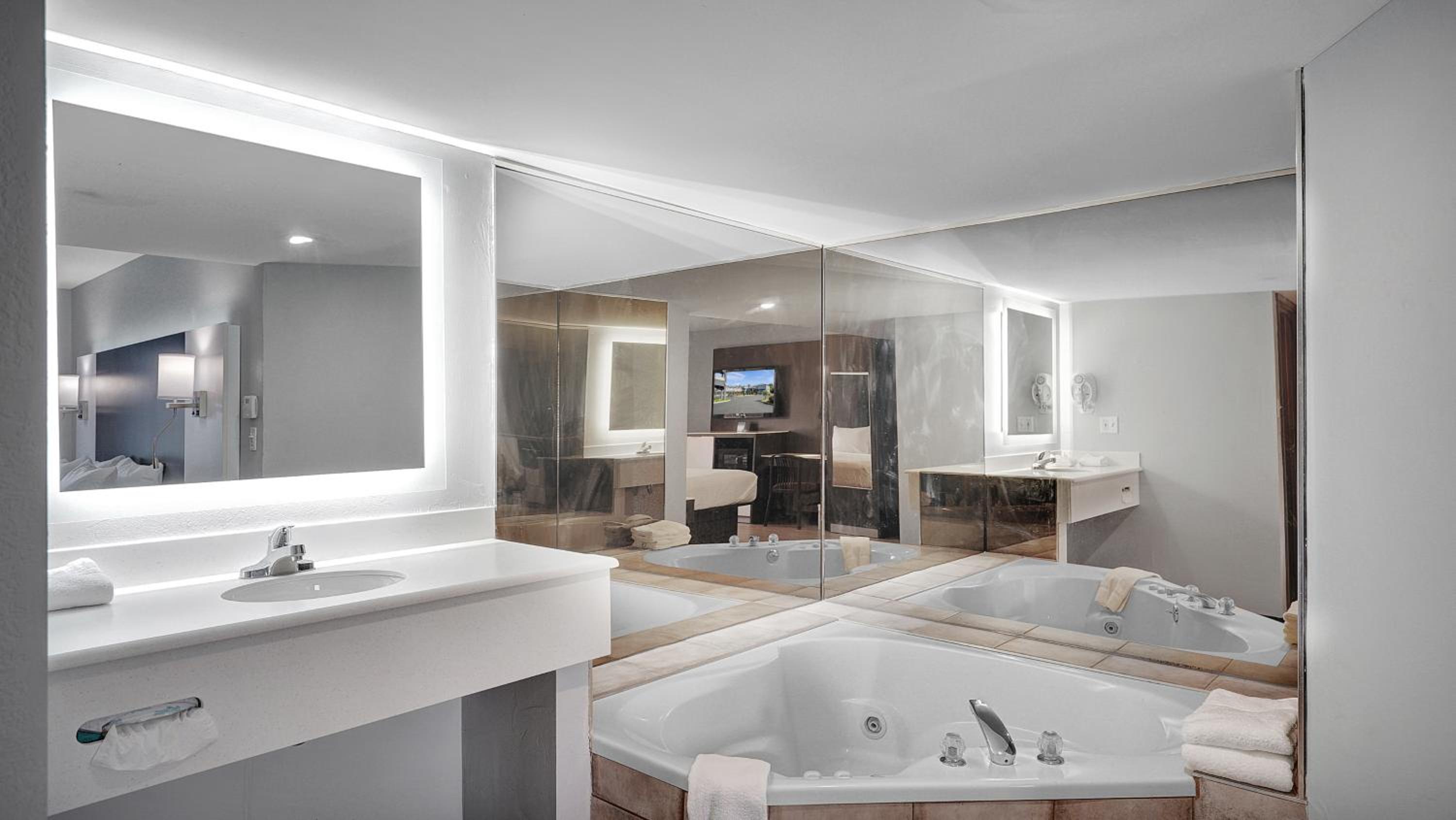 Deluxe King Suite - Non-Smoking - Photo 4