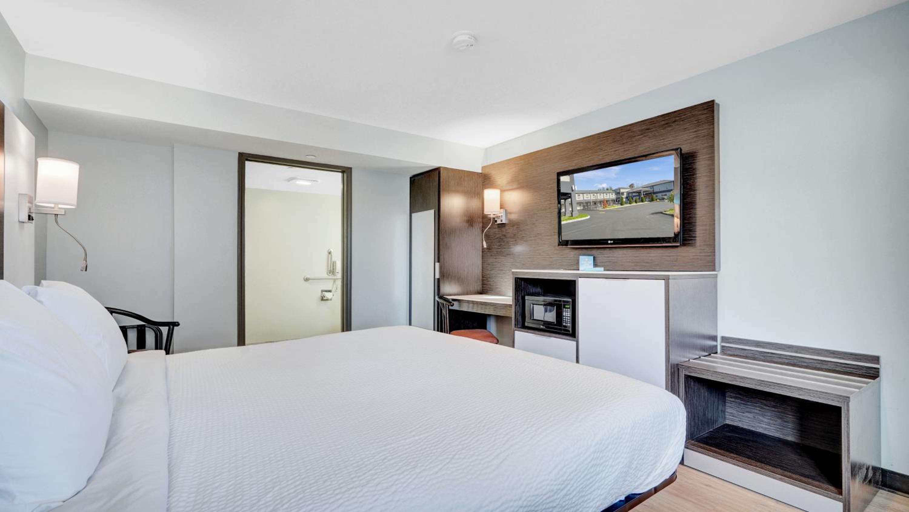 King Room with Roll-in Shower - Mobility Access/Non-Smoking - Photo 2