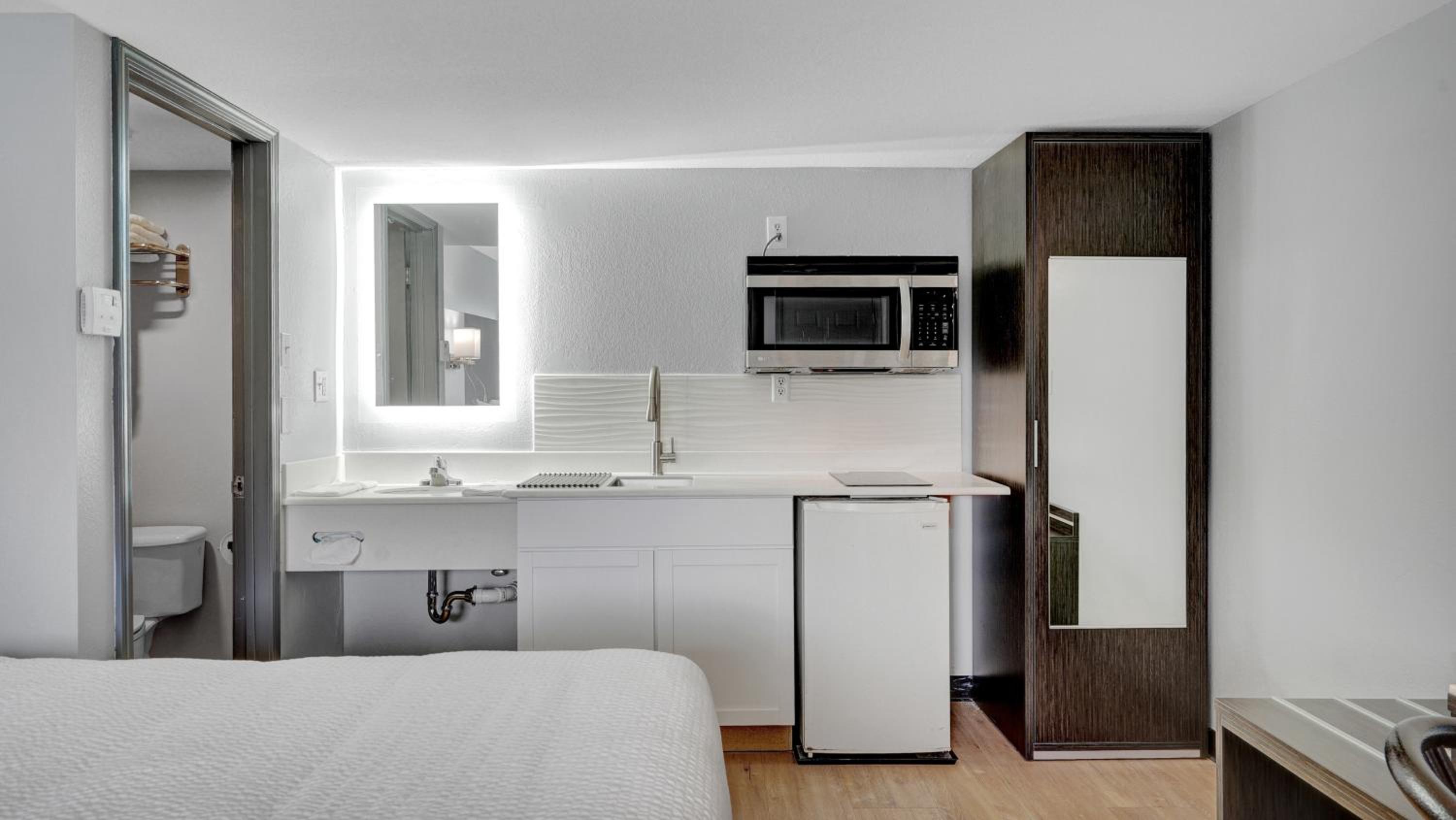 Deluxe Queen Room with Two Queen Beds - Non-Smoking - Photo 2