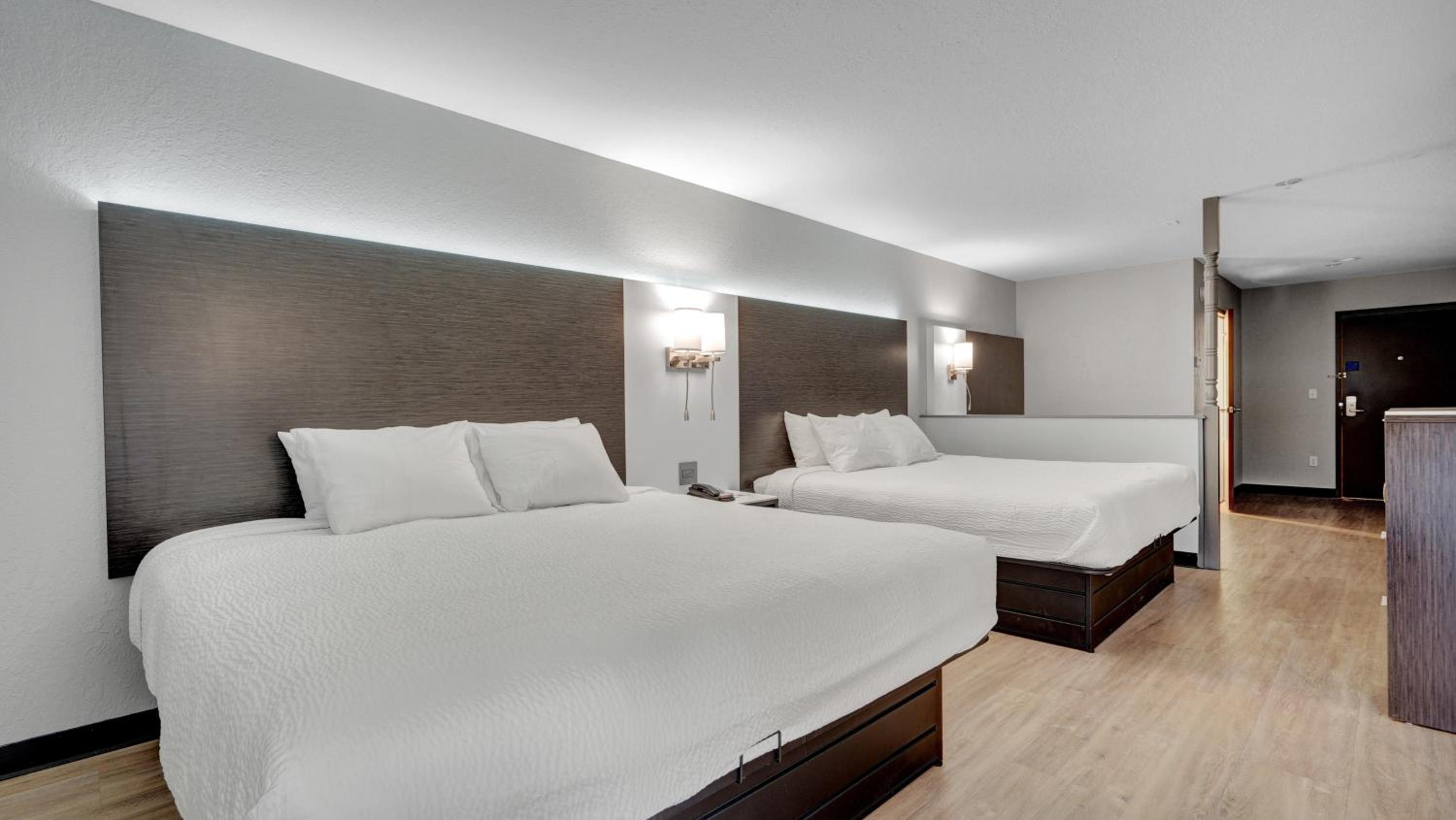 King Junior Suite -  Non-Smoking - Photo 3