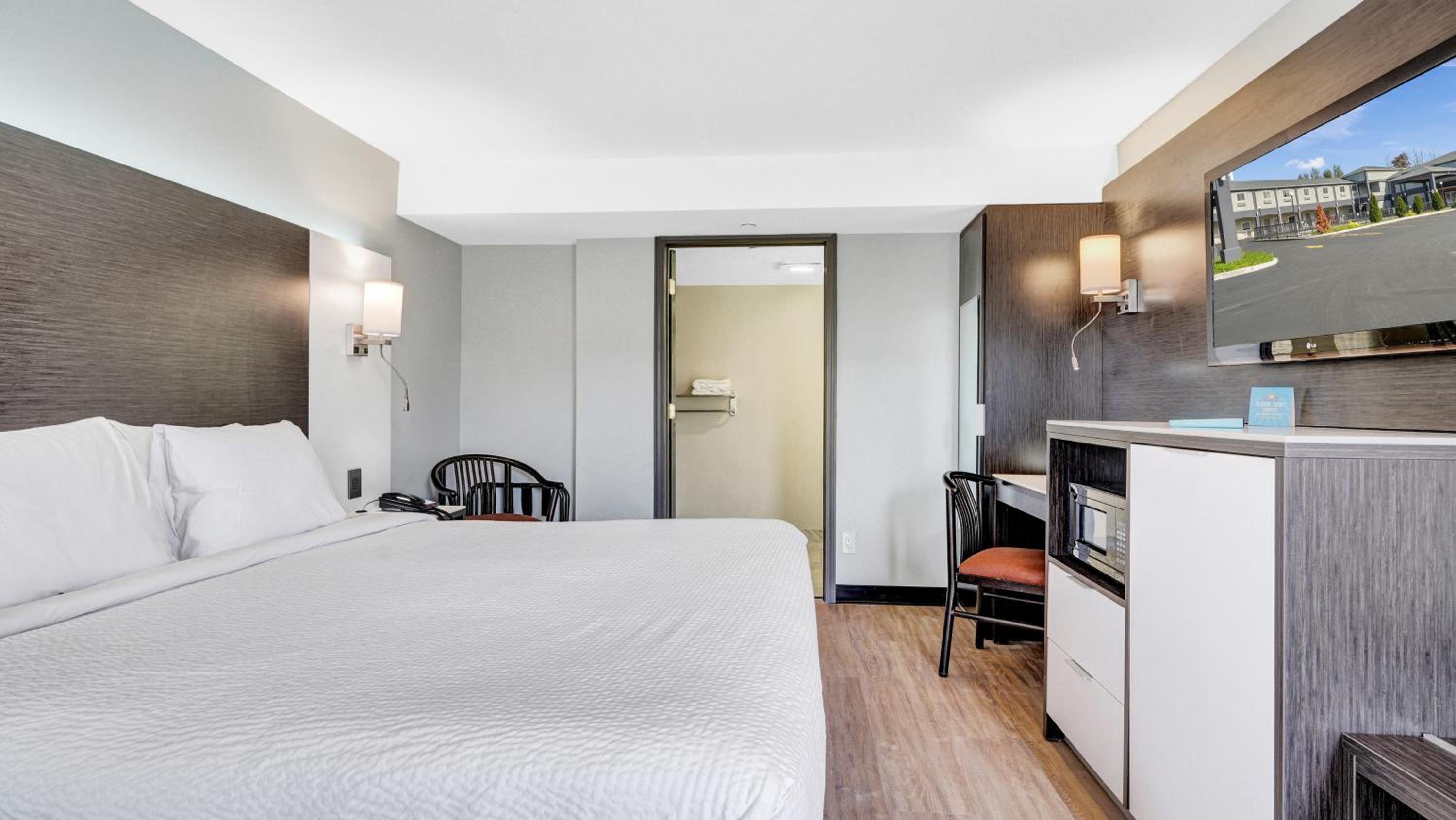 King Room with Mobility Access and Bathtub with Grab Bars - Non-Smoking - Photo 4