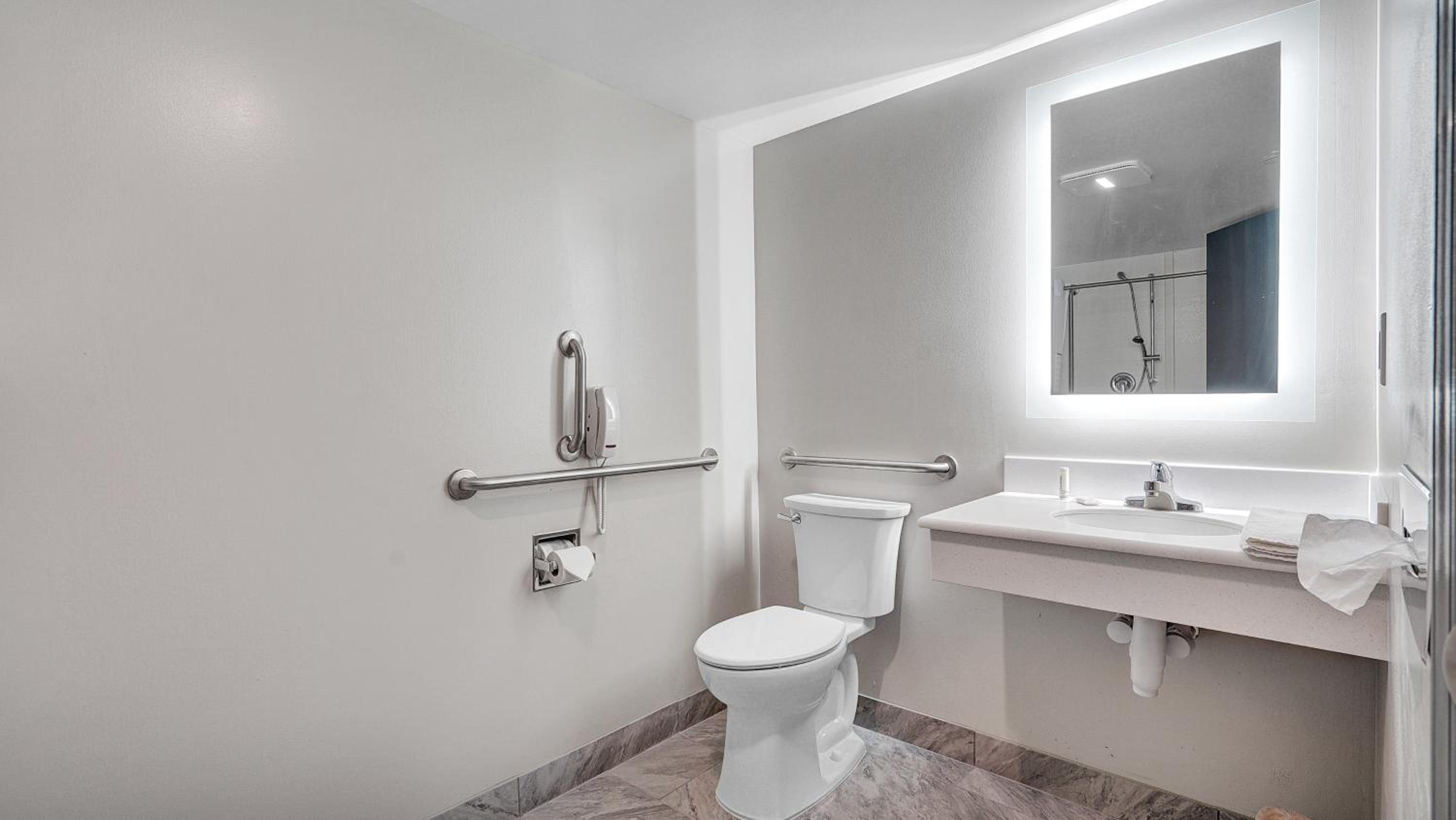 King Room with Mobility Access and Bathtub with Grab Bars - Non-Smoking - Photo 5