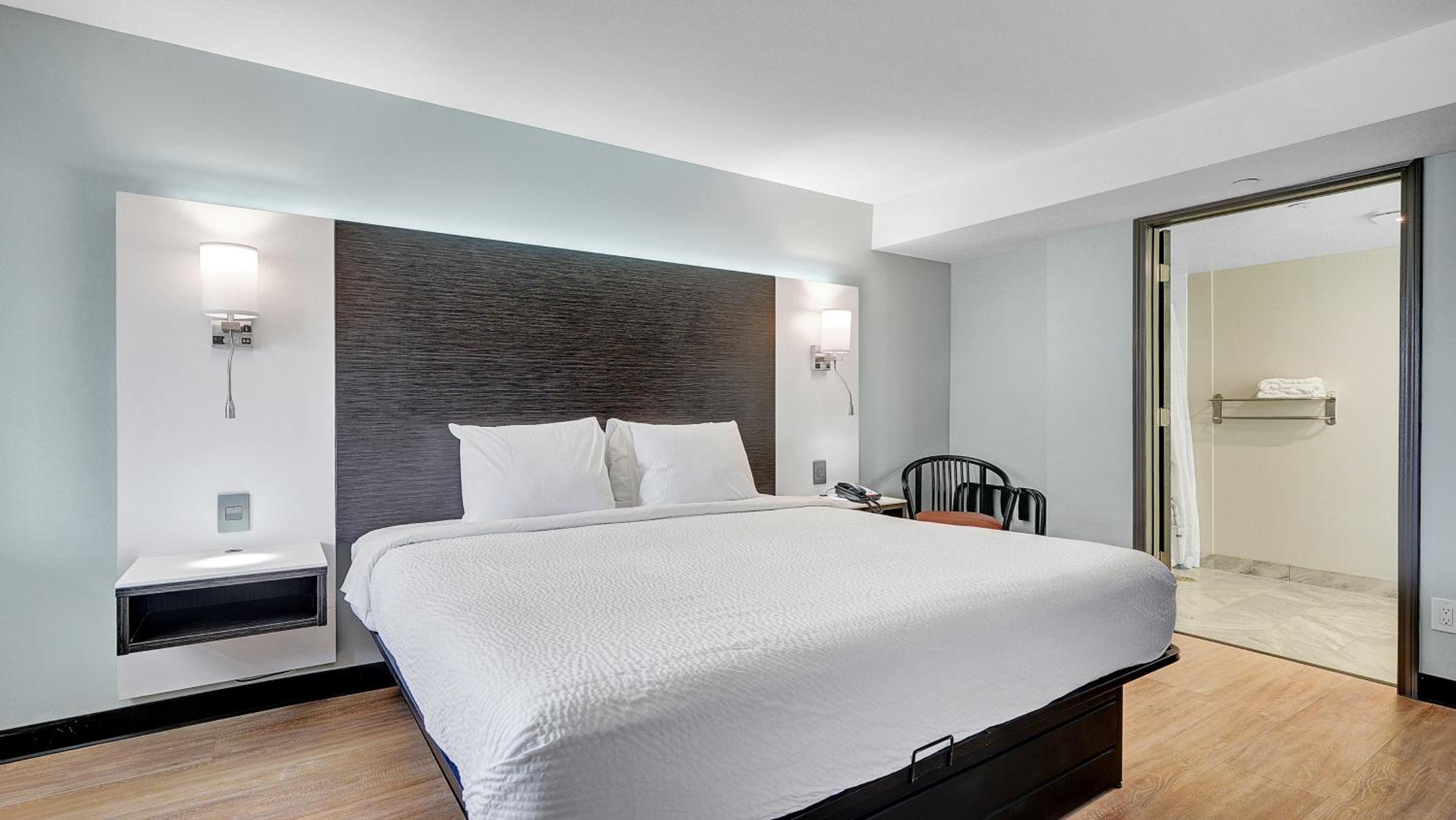 King Room with Mobility Access and Bathtub with Grab Bars - Non-Smoking - Photo 1