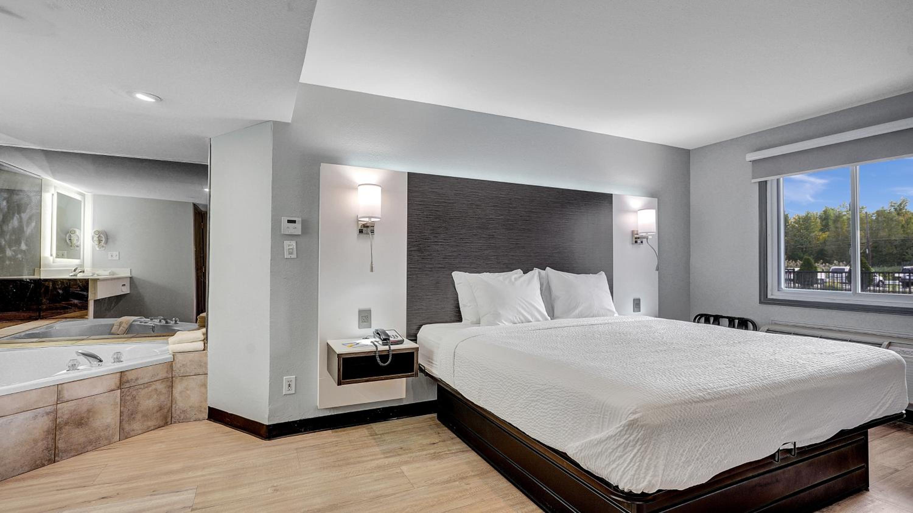 Deluxe King Suite - Non-Smoking - Photo 1