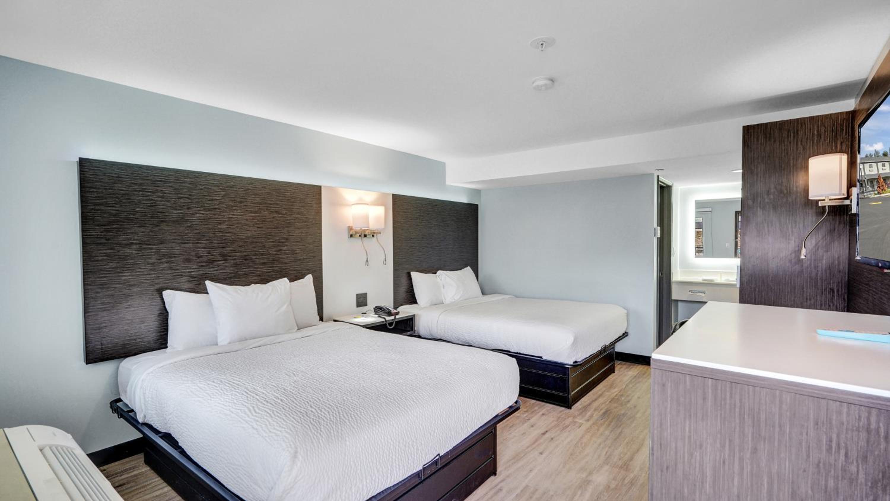 Queen Room with Two Queen Beds - Non-Smoking - Photo 6
