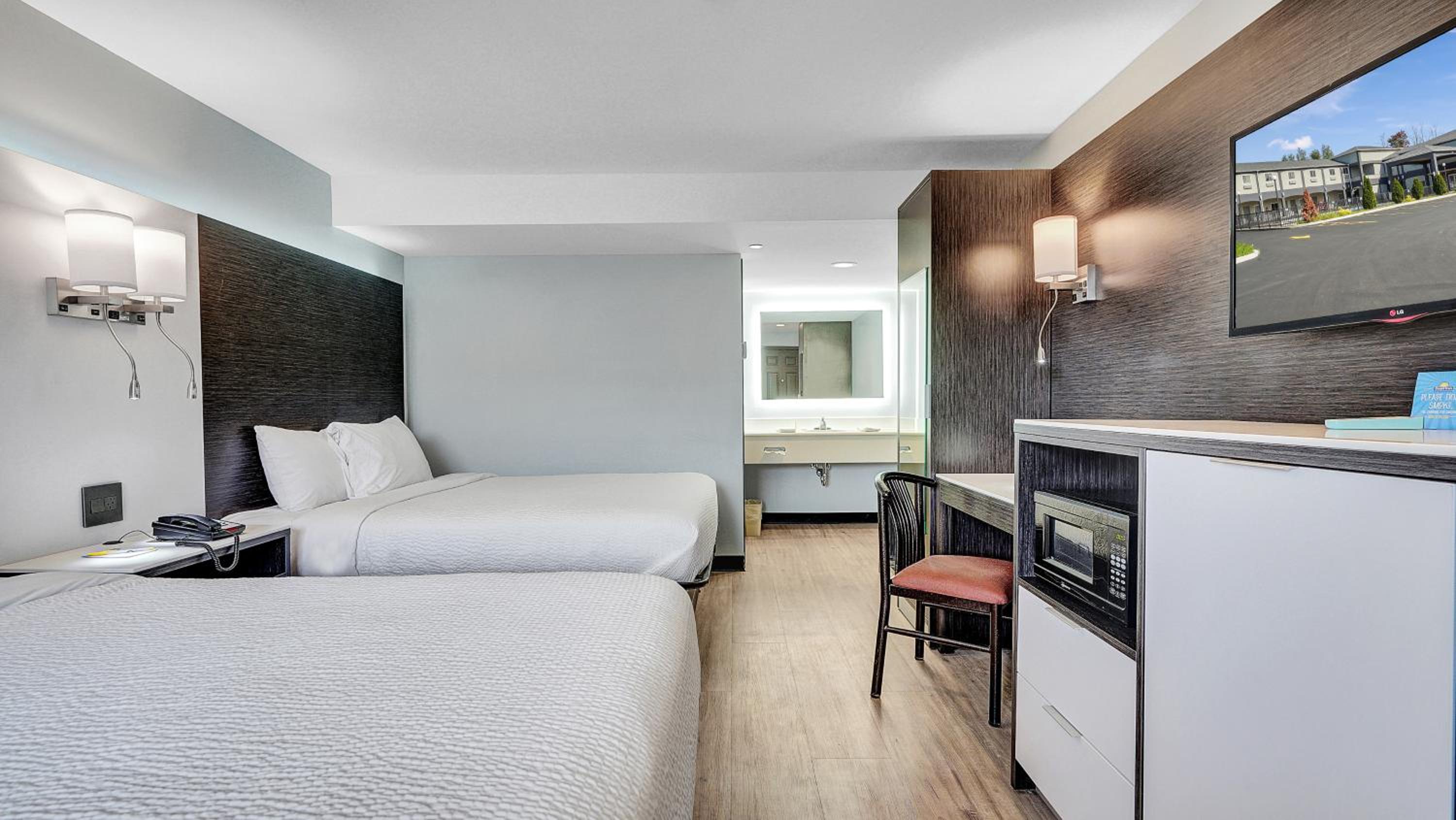 Queen Room with Two Queen Beds - Non-Smoking - Photo 3