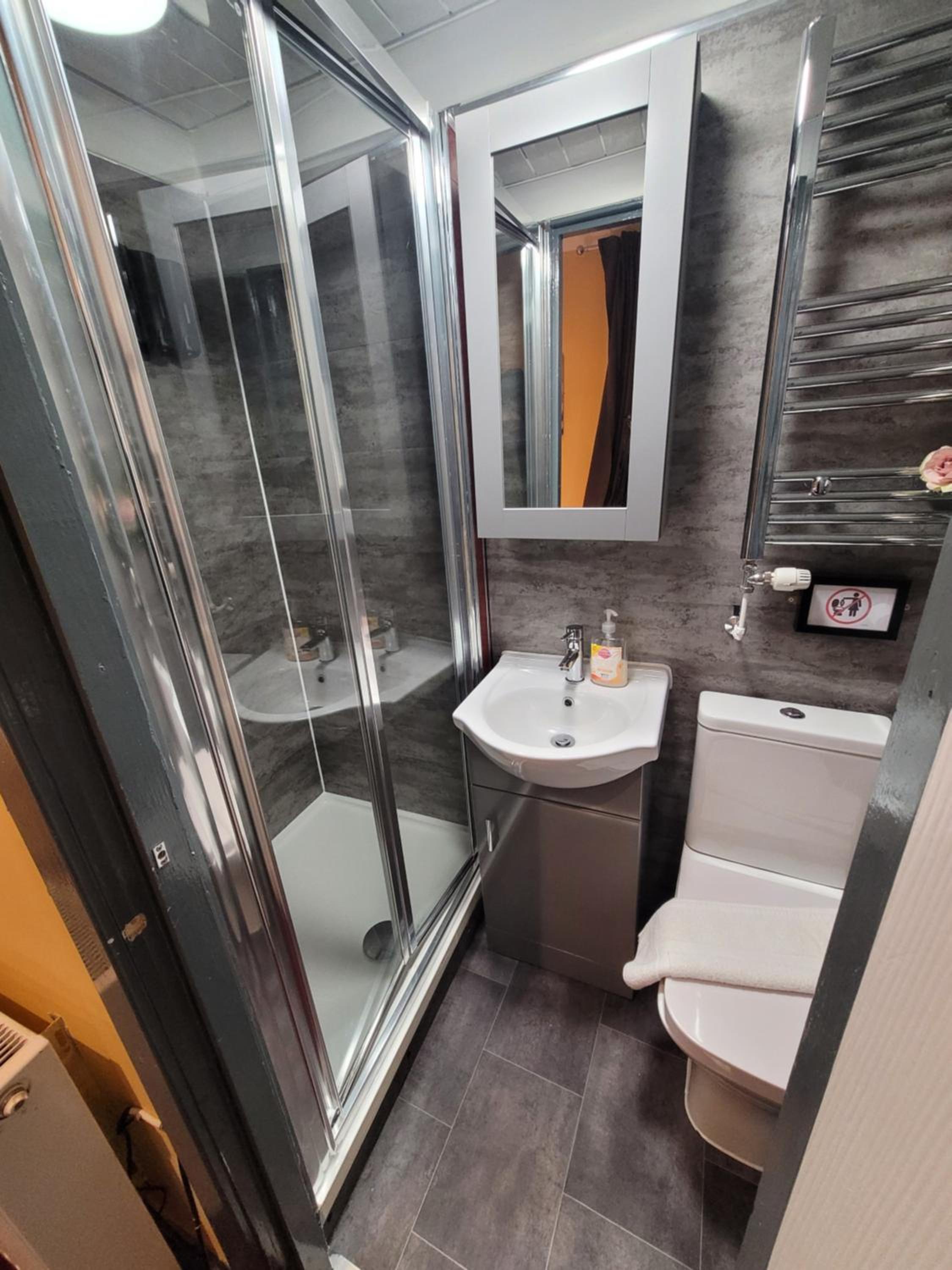 Small Double Room - Photo 9