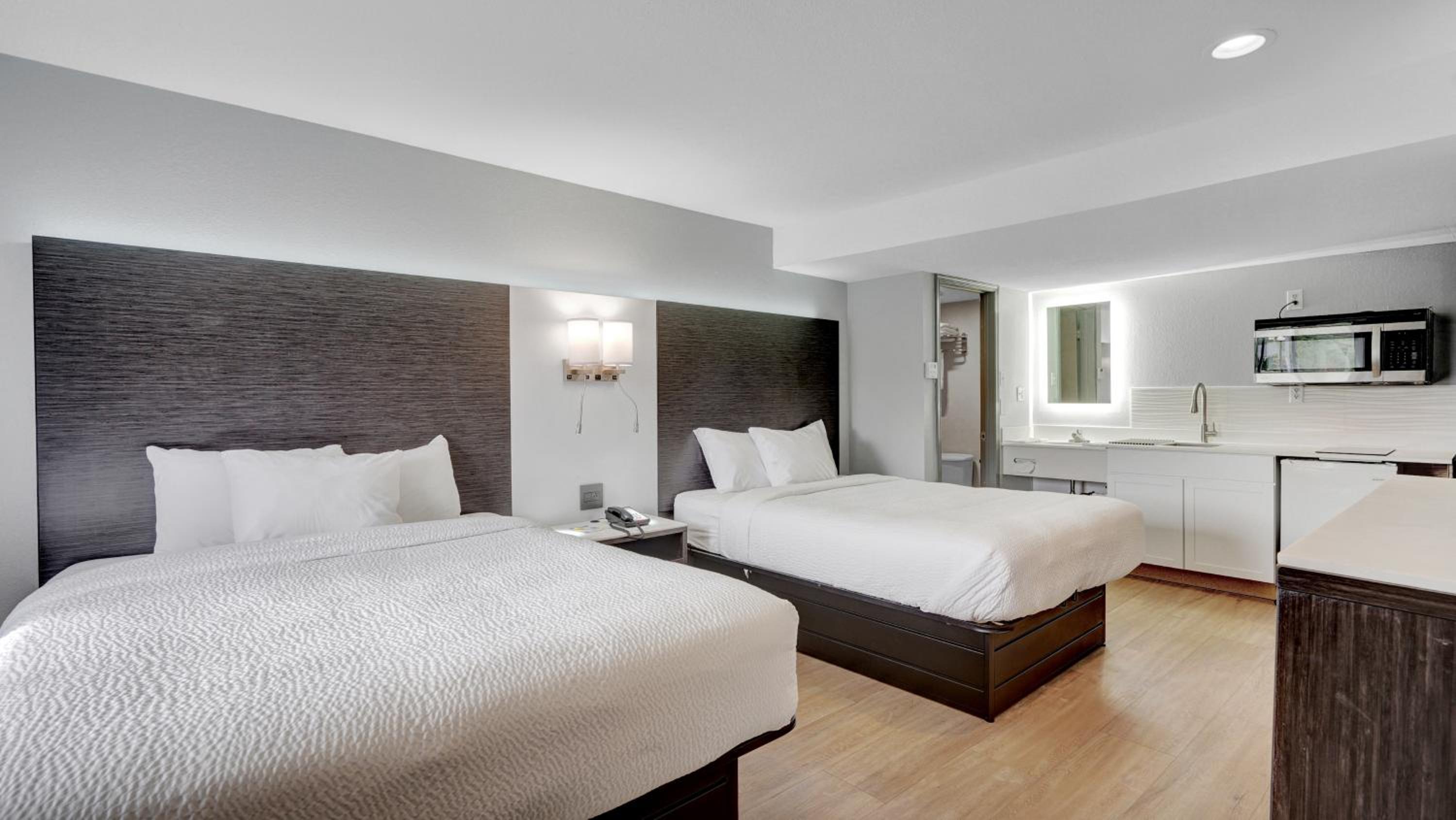 Deluxe Queen Room with Two Queen Beds - Non-Smoking - Photo 1