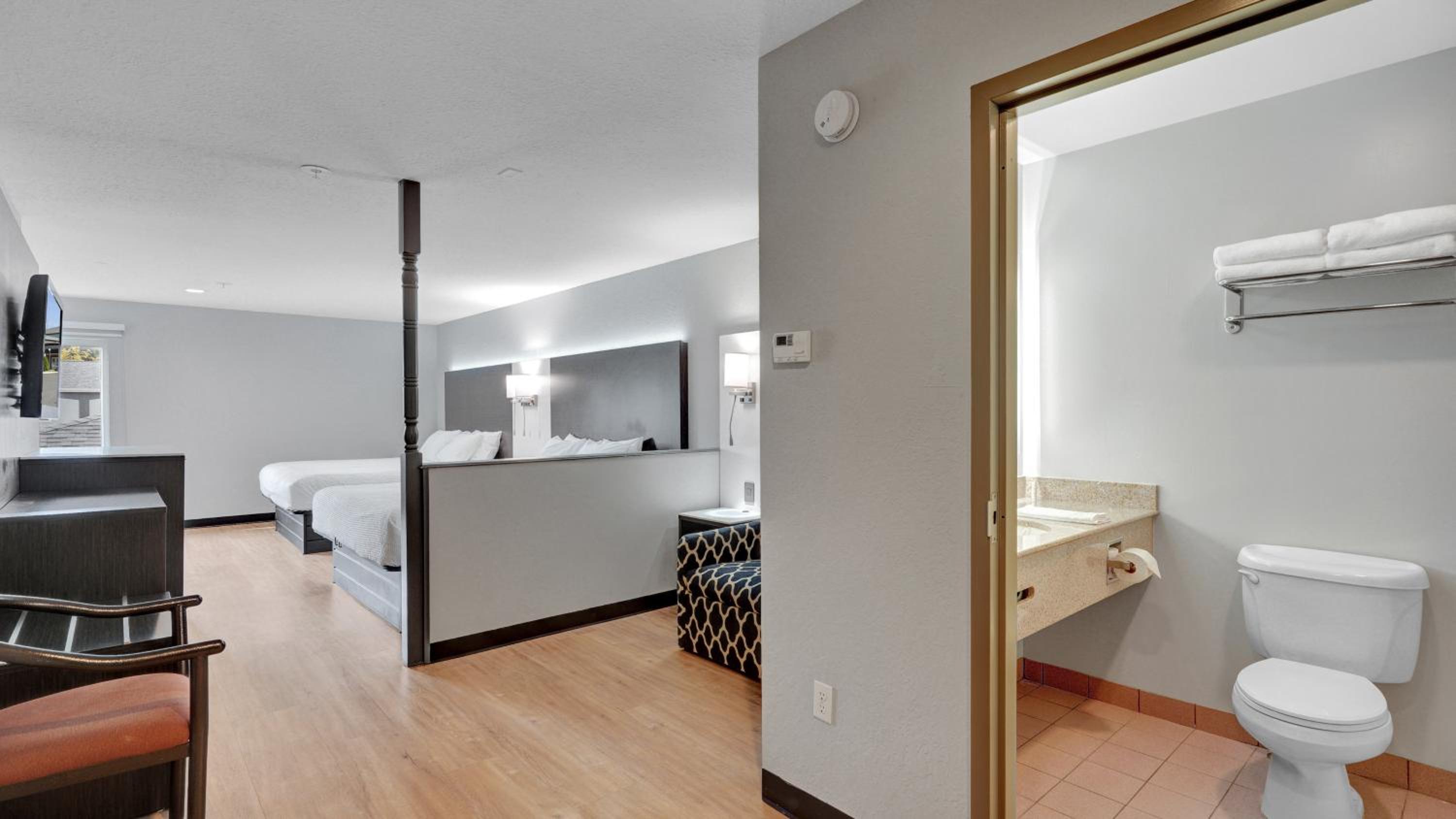 King Junior Suite -  Non-Smoking - Photo 5