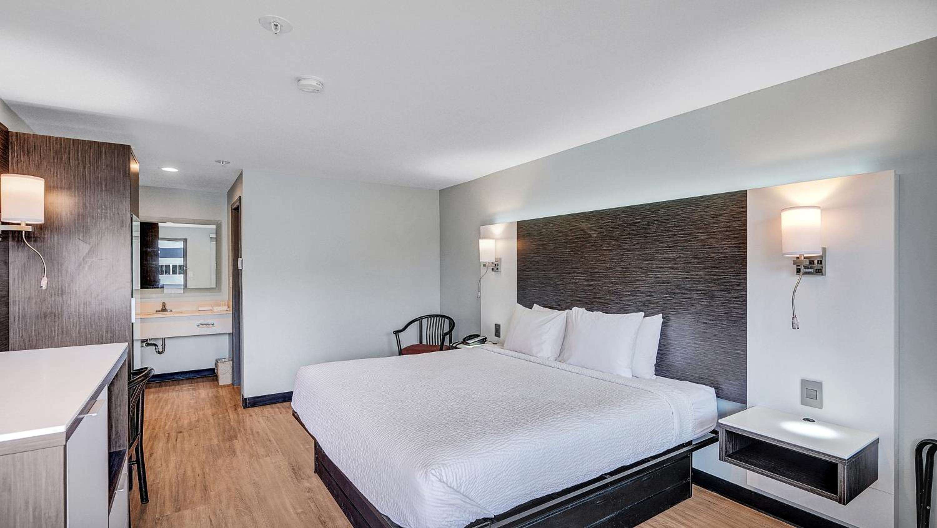 King Room - Non-Smoking - Photo 4