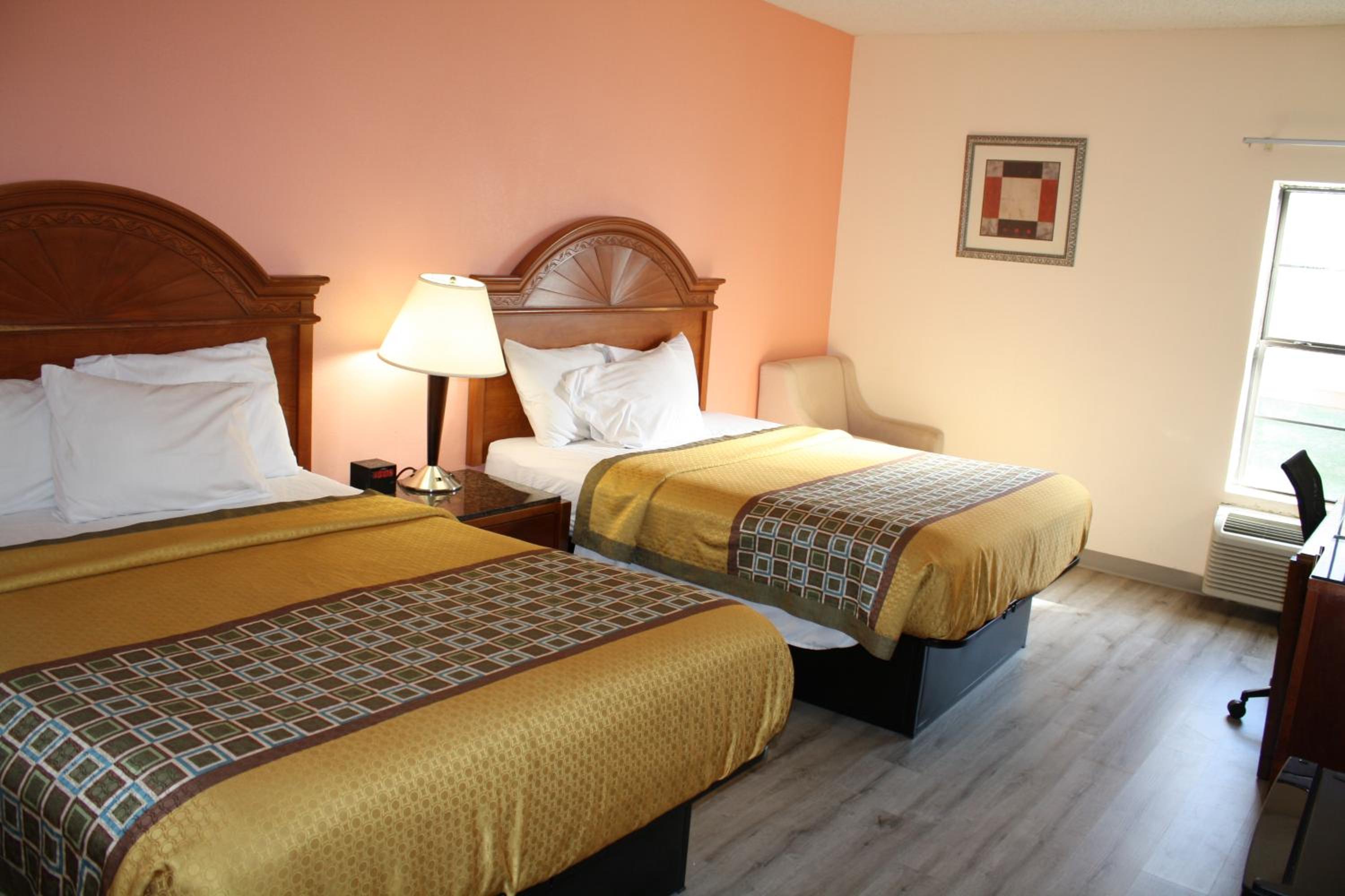 Queen Room with Two Queen Beds photo 2
