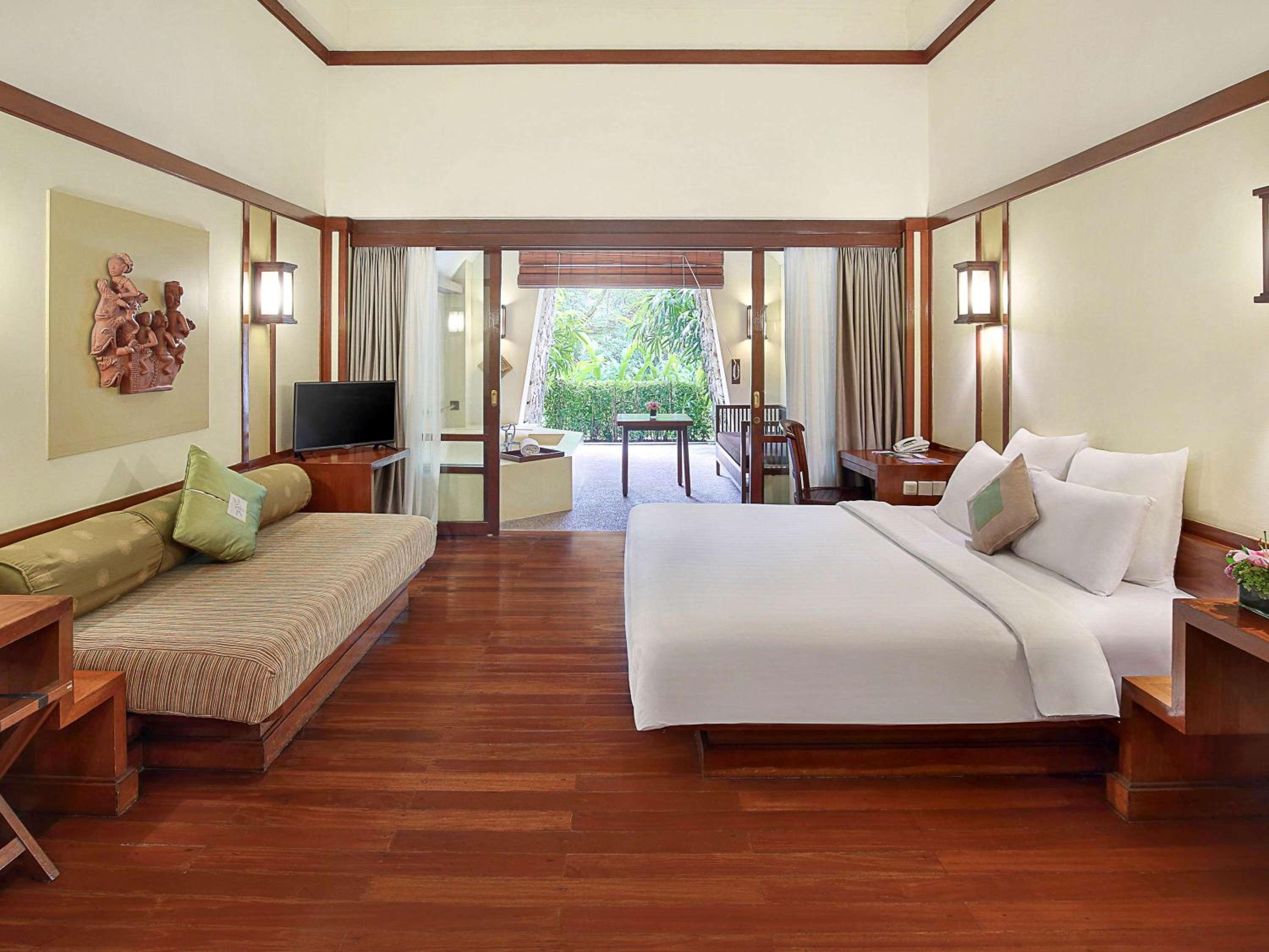 Deluxe King Room with Bathtub photo 1