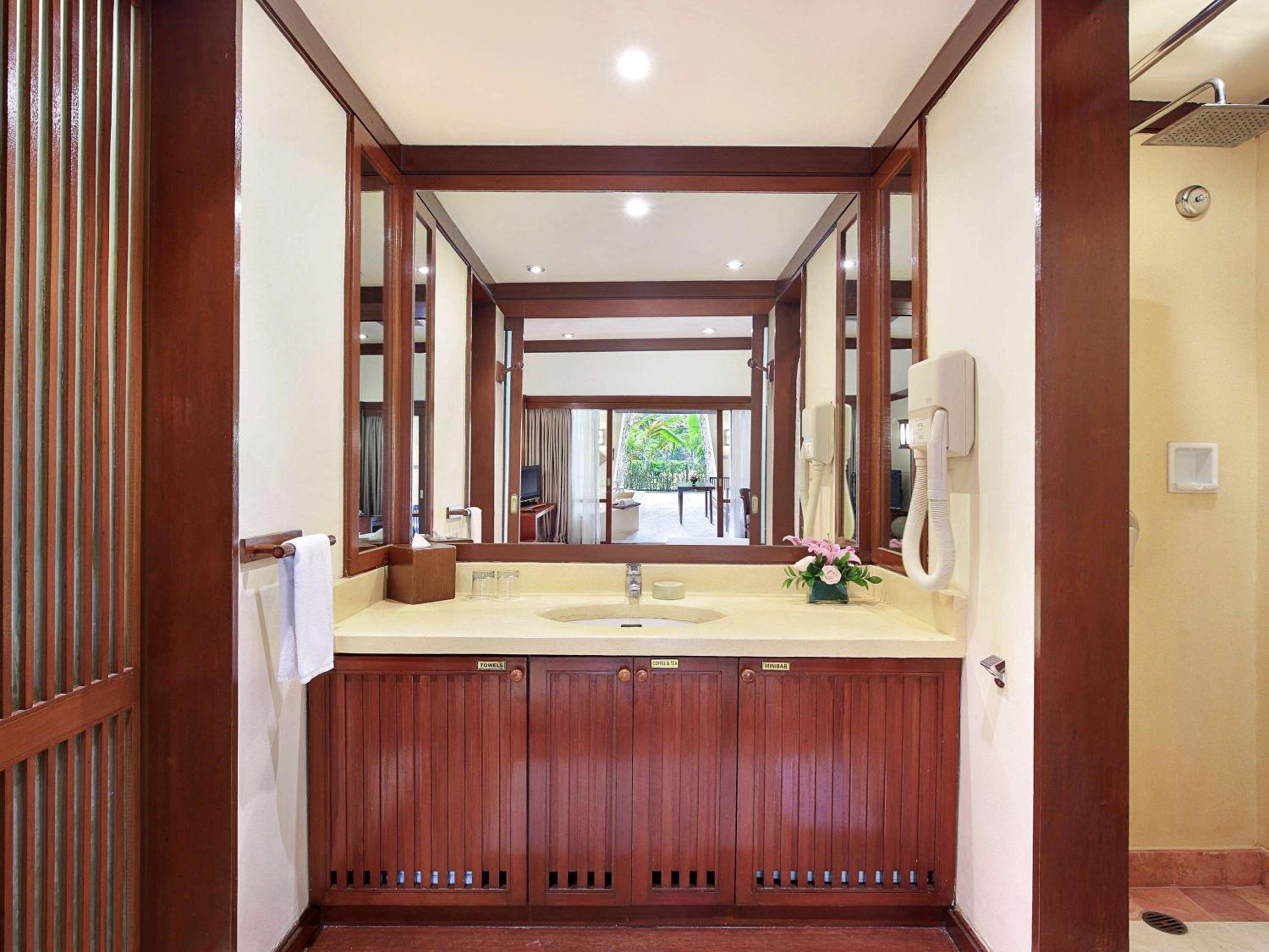 Deluxe King Room with Bathtub photo 3